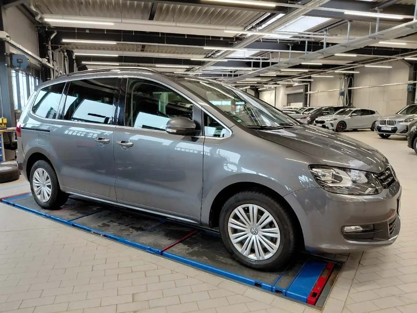 Volkswagen Sharan Comfortline AHK/PANO/RFK/ACC/NAVI Gris - 2
