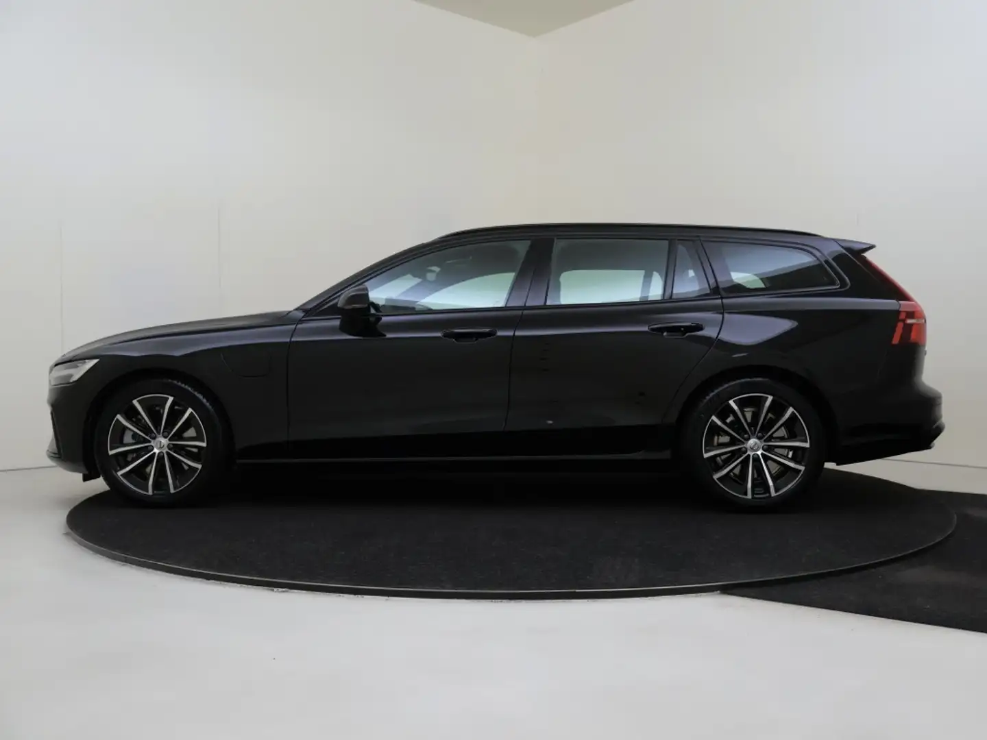 Volvo V60 T6 AWD Plus Dark | Trekhaak | 360° Camera | Harman Zwart - 2