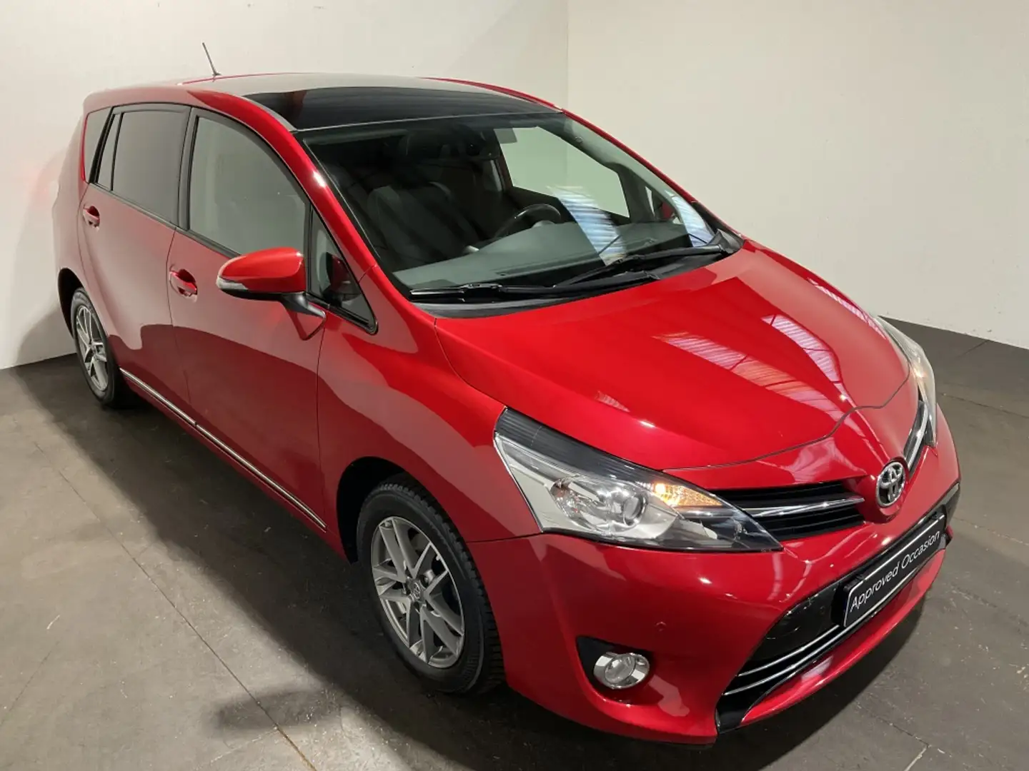 Toyota Verso 1.8 VVT-i Aspiration | Panodak | Trekhaak | 5 Pers Rood - 2