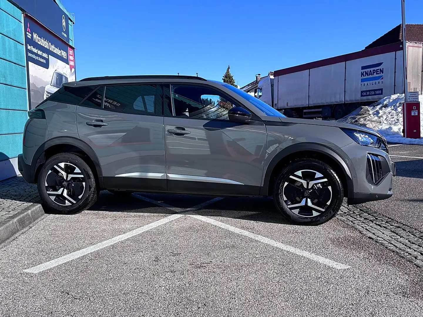 Peugeot 2008 Hybrid 145 e-DCS6 Allure Grau - 2