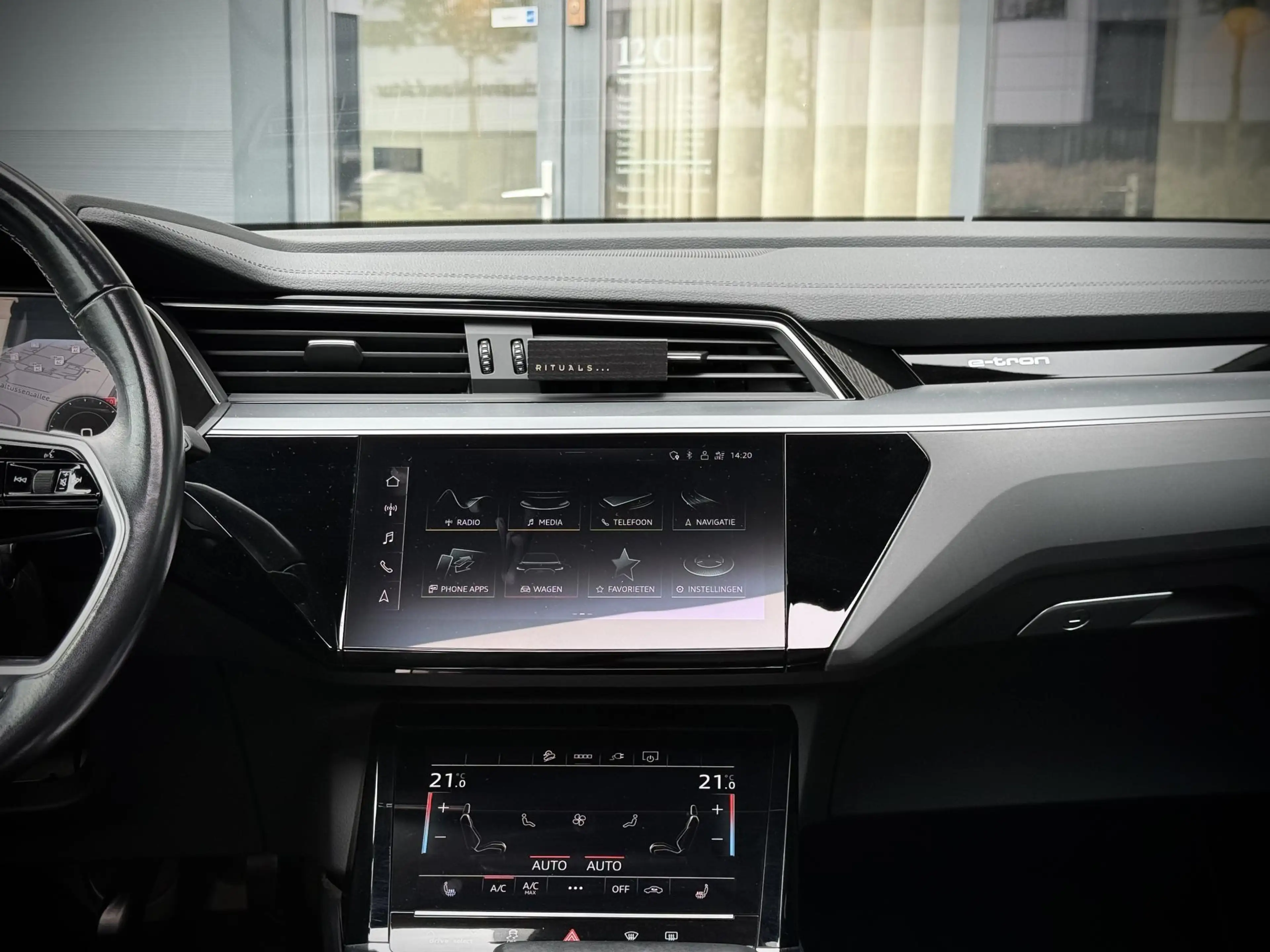 Audi e-tron Sportback 55 quattro S Edition/ Panodak/ Memory/ S — photo 23