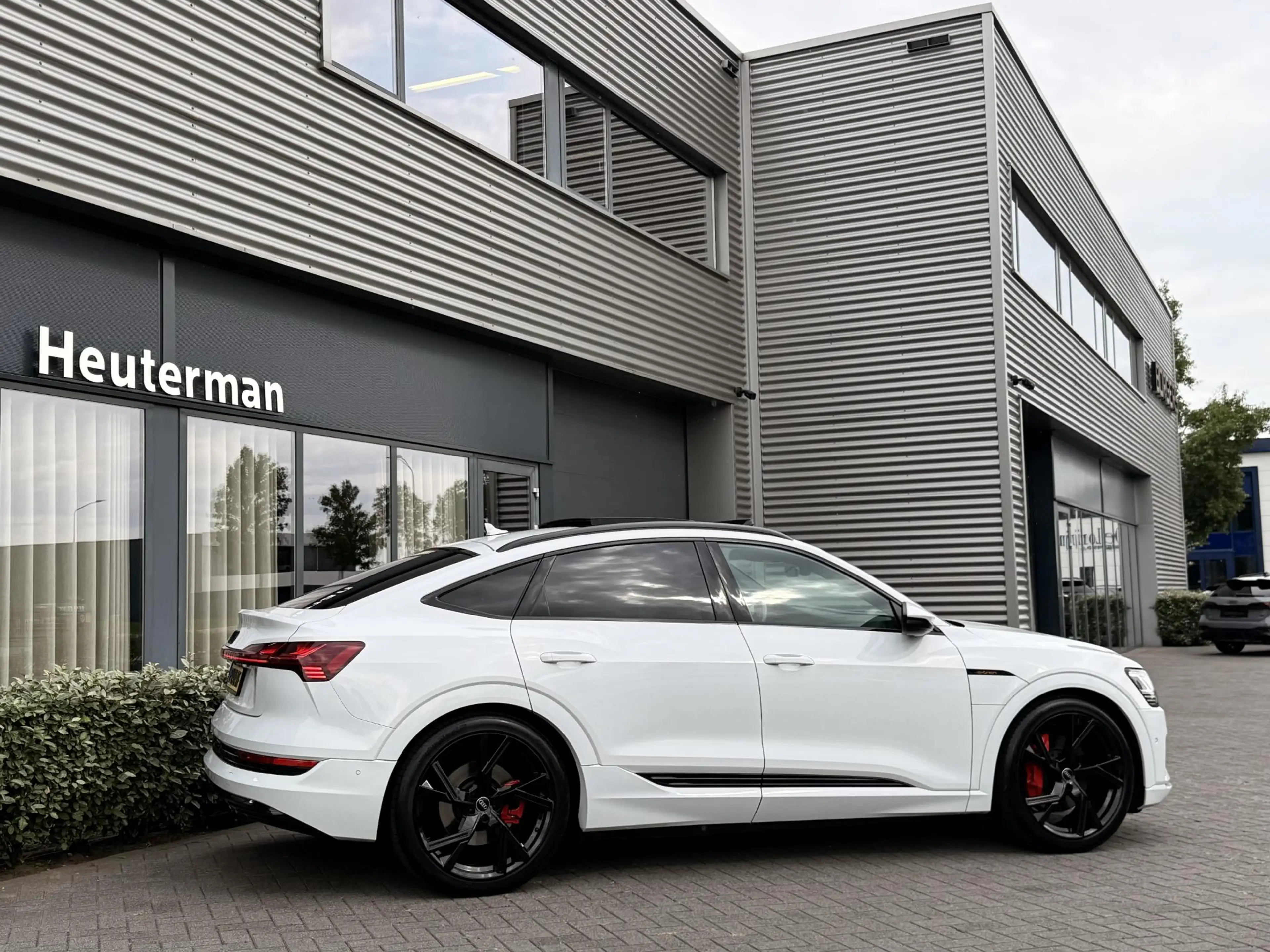 Audi e-tron Sportback 55 quattro S Edition/ Panodak/ Memory/ S — photo 18