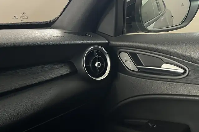 Alfa Romeo Stelvio view 27