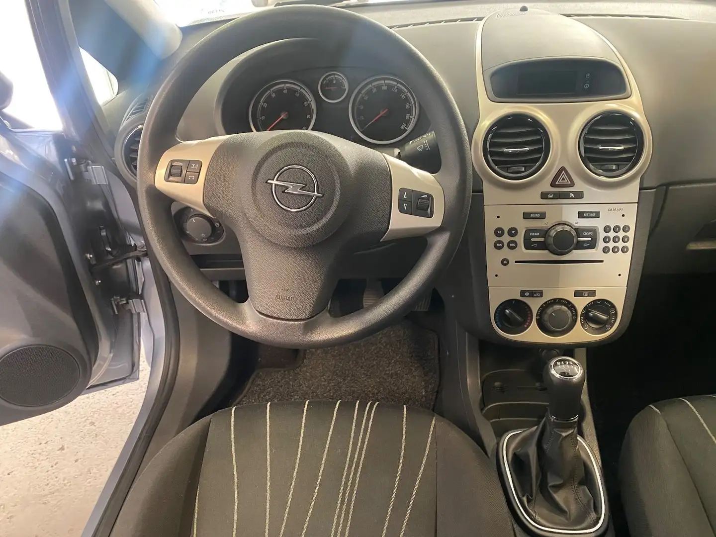 Opel Corsa D nur 46.TKM - 2.Hd - TÜV neu Argent - 2
