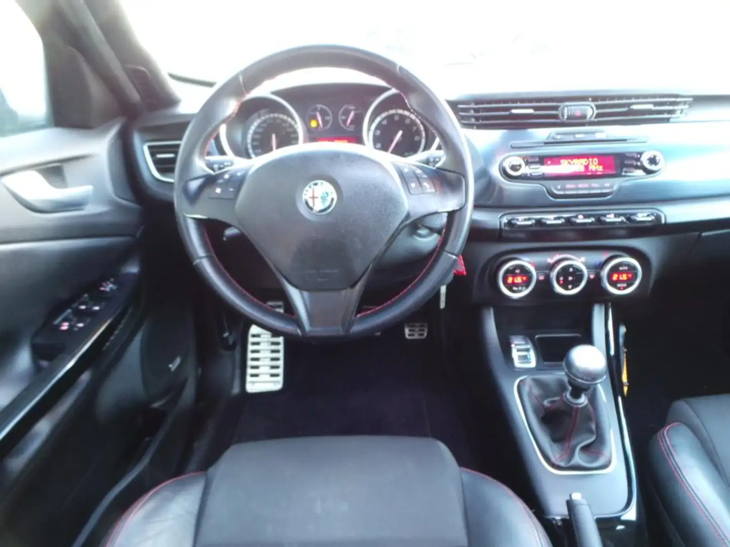 Alfa Romeo Giulietta 1.4 T Distinctive ( INRUIL MOGELIJK ) Zwart - 2