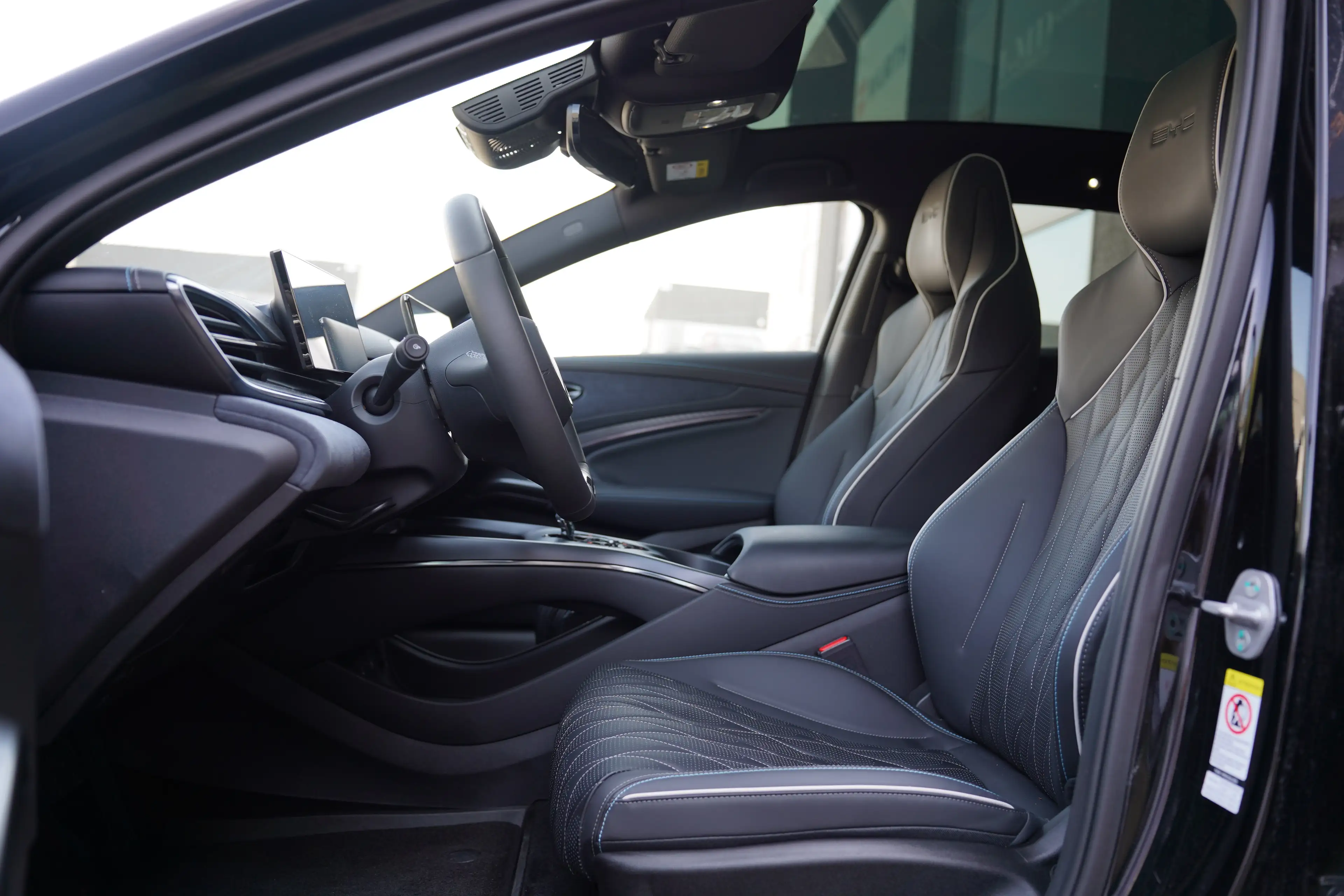 BYD Seal 82.5 kWh Design *580km / HEATED&VENTILATED / PANO* — photo 2