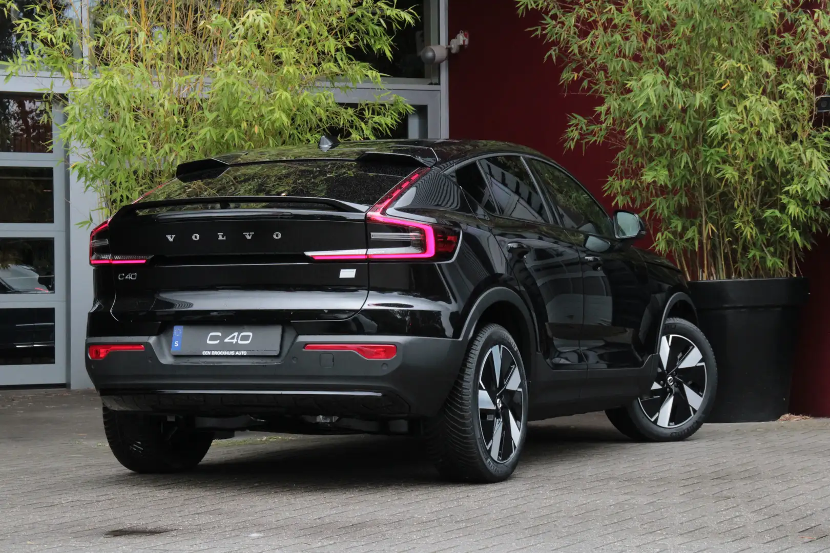 Volvo C40 E 82 kWh Extended Range Plus | Trekhaak | Nubuck | Noir - 2