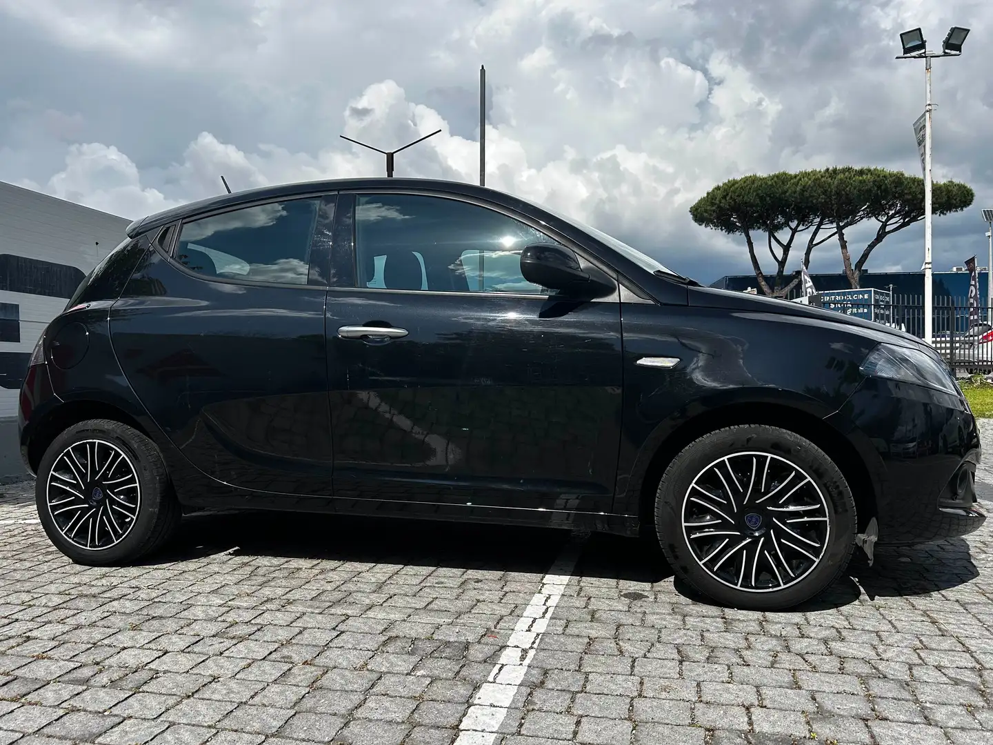Lancia Ypsilon Ypsilon 1.0 firefly hybrid Gold Plus s Nero - 2