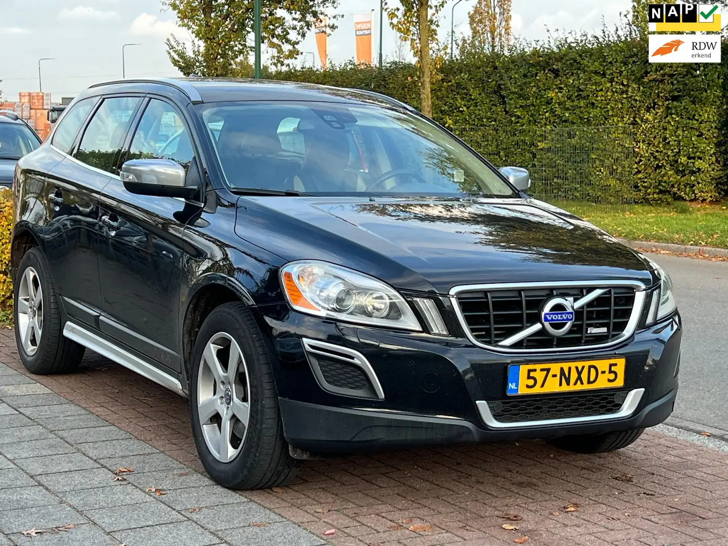 Volvo XC60 2.0T R-Design *NETTE AUTO/ YOUNGTIMER Zwart - 1