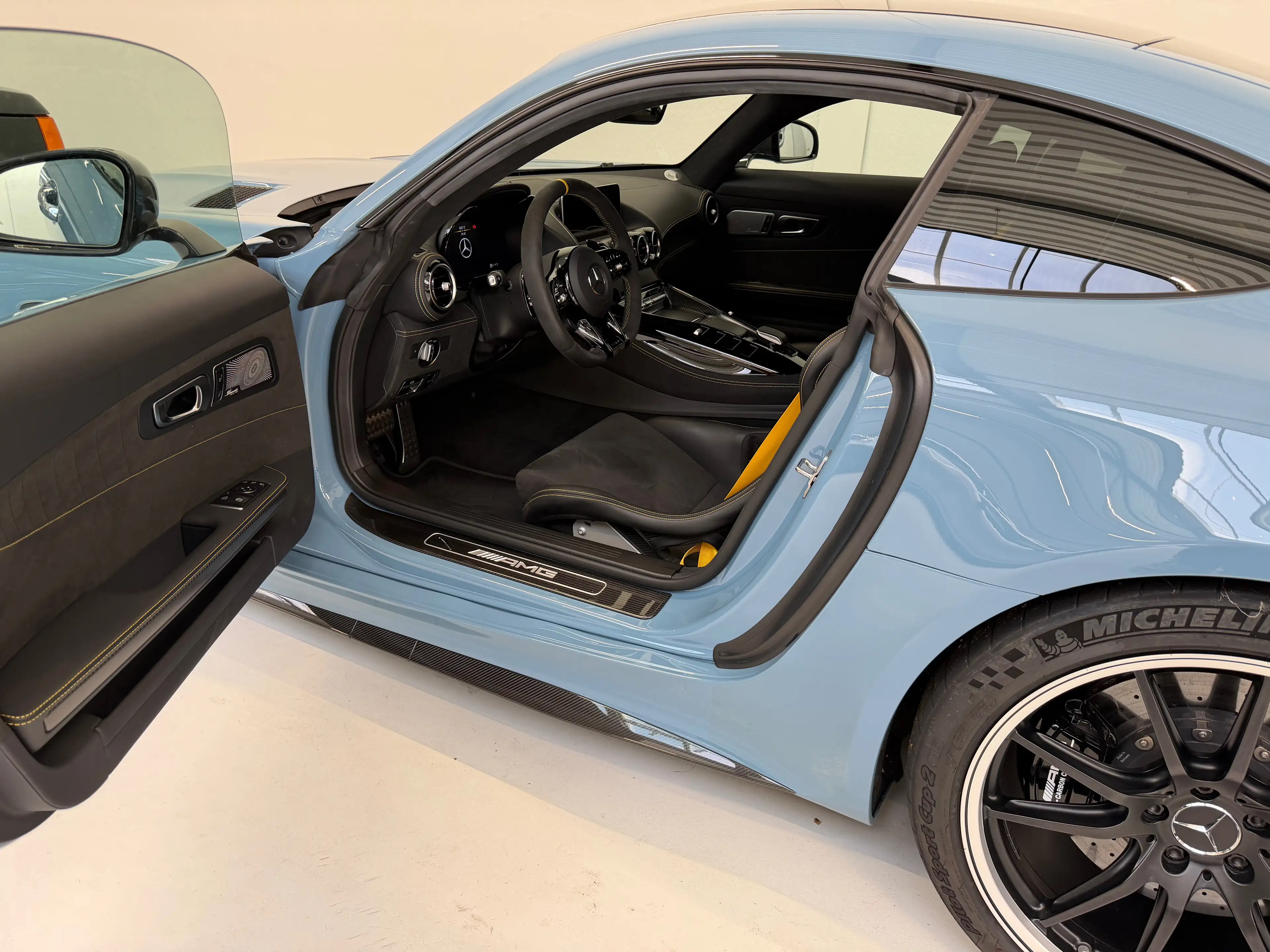 Mercedes-Benz AMG GT R Pro 1/750 *China blue* — photo 9