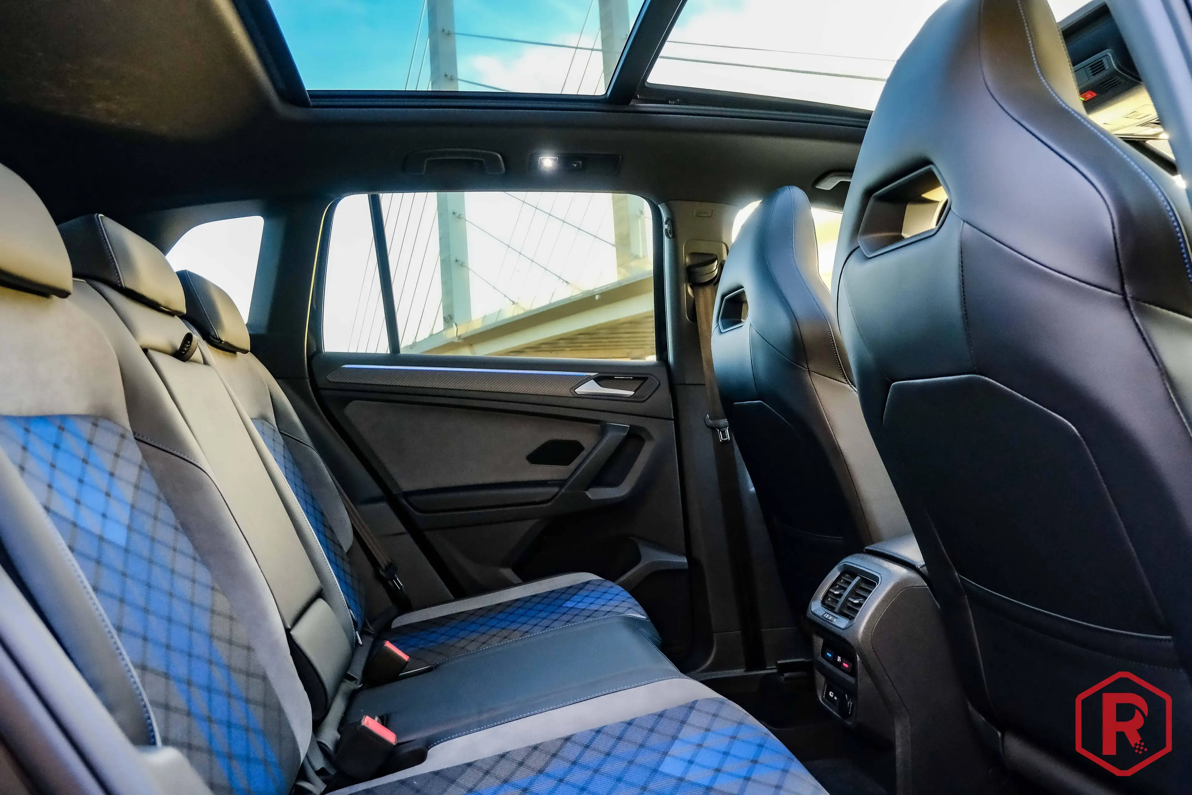 Volkswagen Tiguan R 320pk Pano IQ.Light 4Motion DSG — photo 12