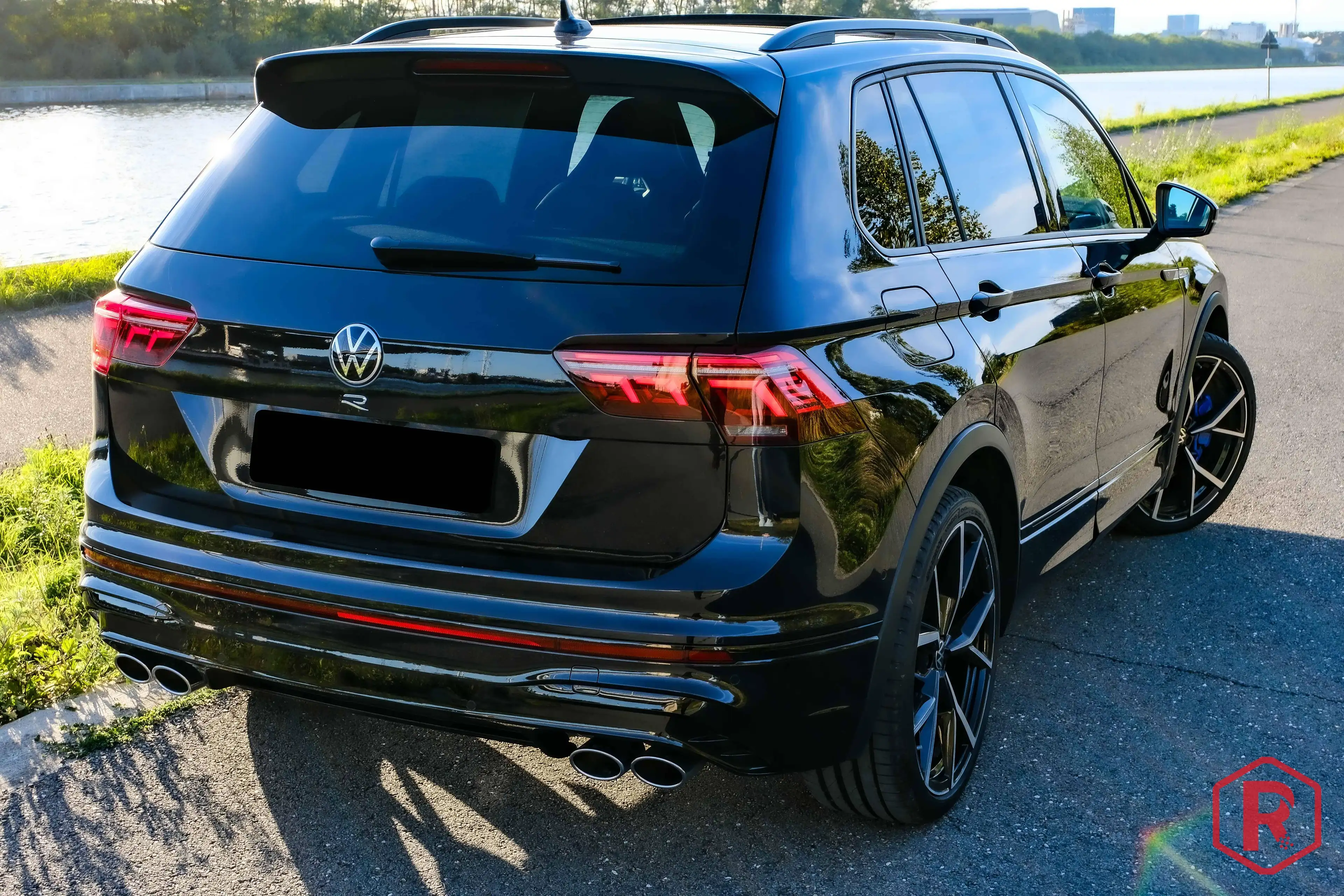 Volkswagen Tiguan R 320pk Pano IQ.Light 4Motion DSG — photo 7