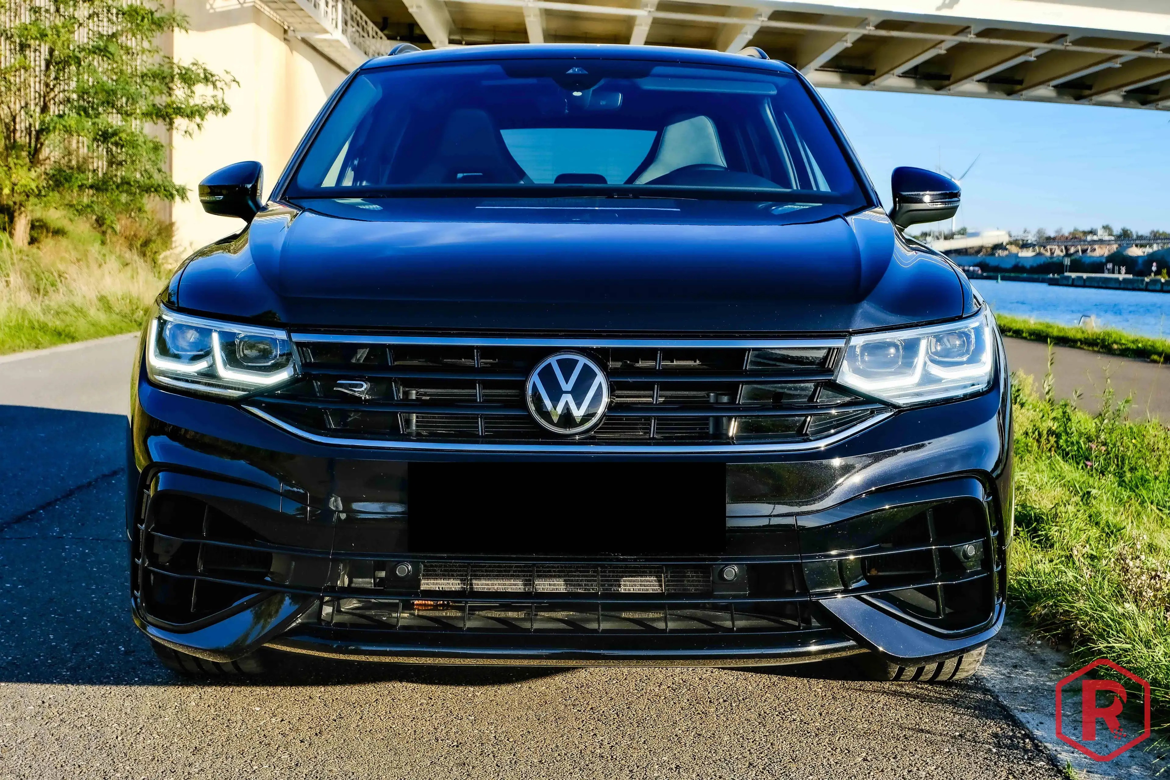 Volkswagen Tiguan R 320pk Pano IQ.Light 4Motion DSG — photo 2