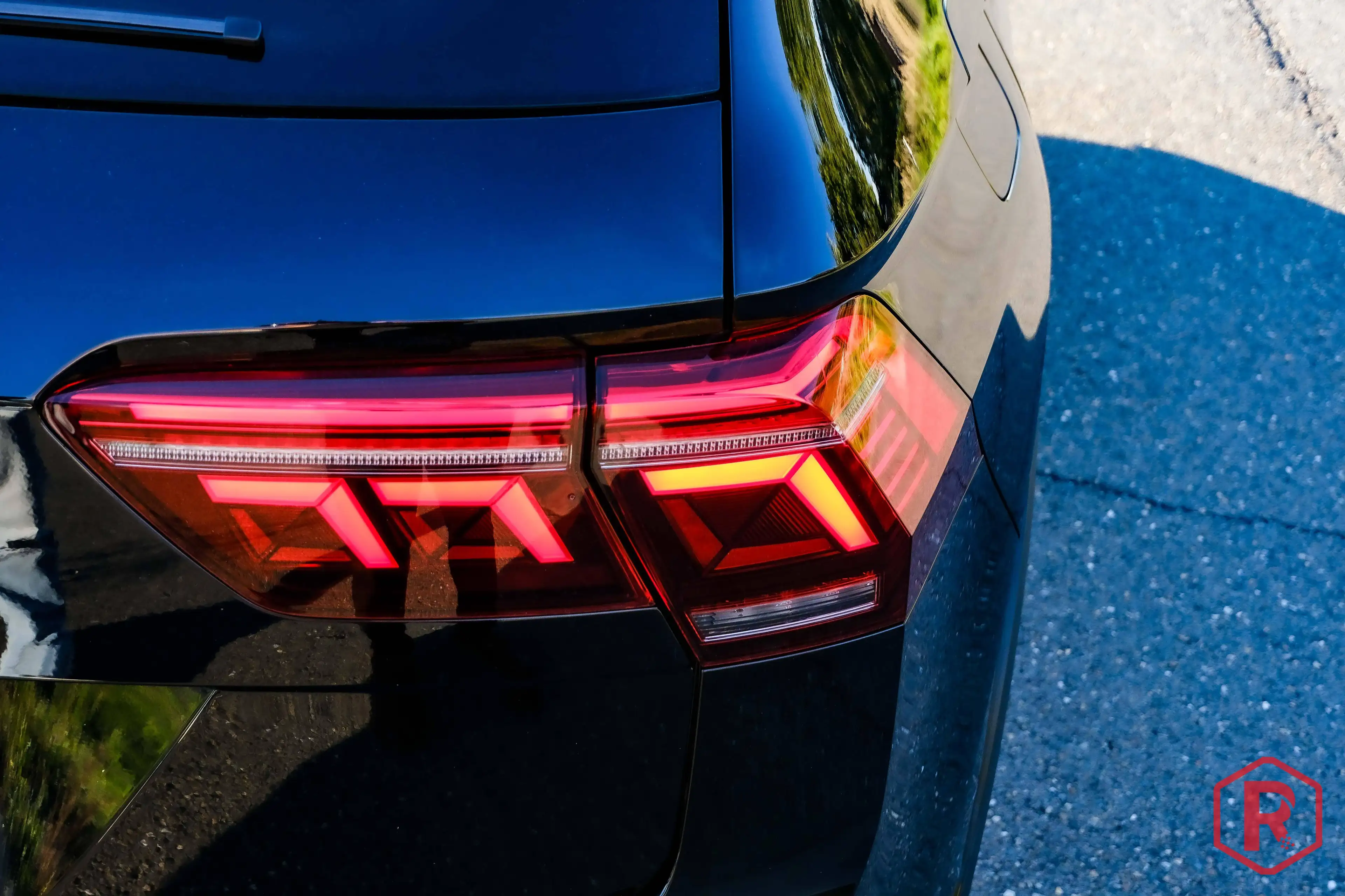 Volkswagen Tiguan R 320pk Pano IQ.Light 4Motion DSG — photo 17