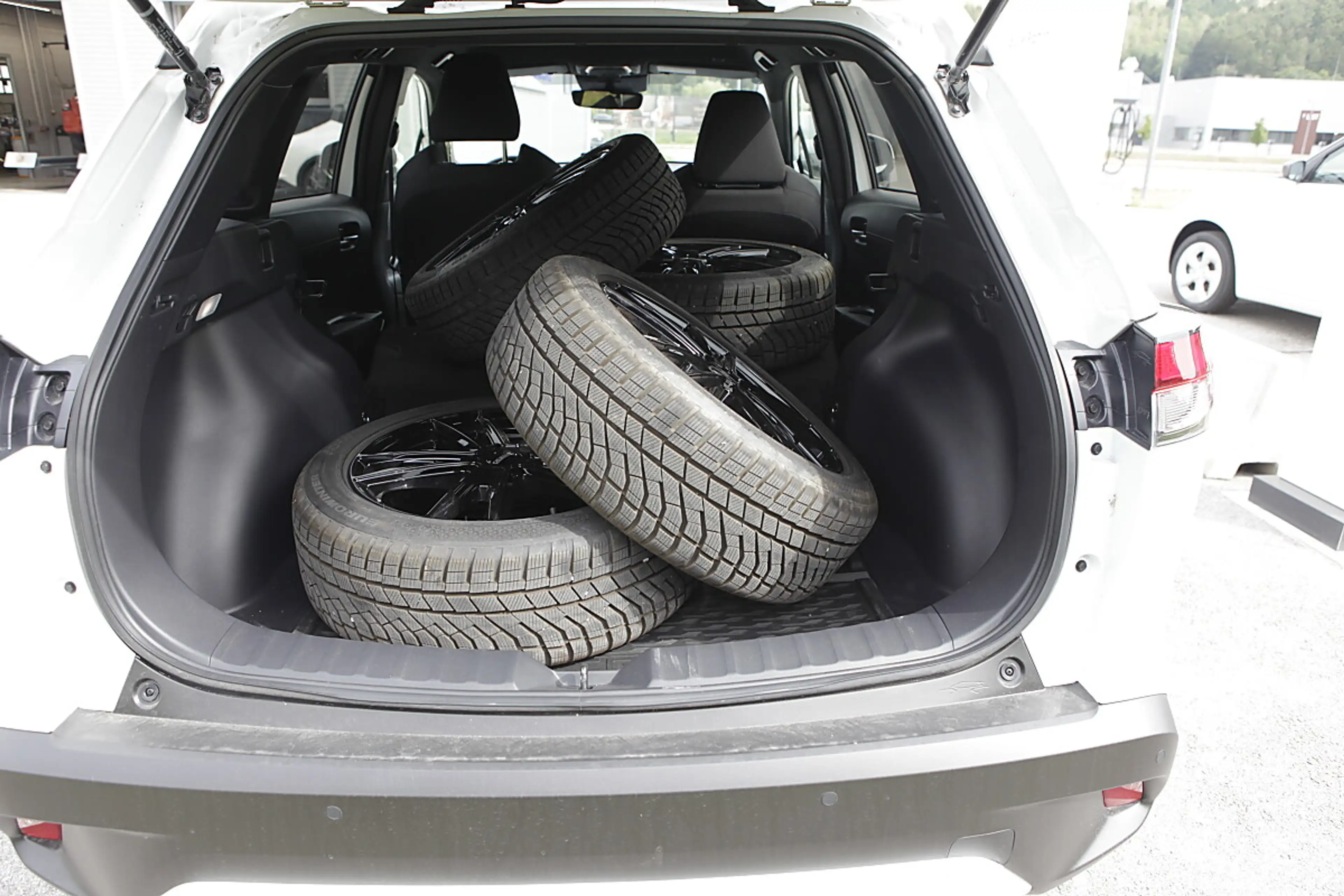 Toyota Corolla Cross 1,8 Hybrid Active Drive 2WD — photo 5