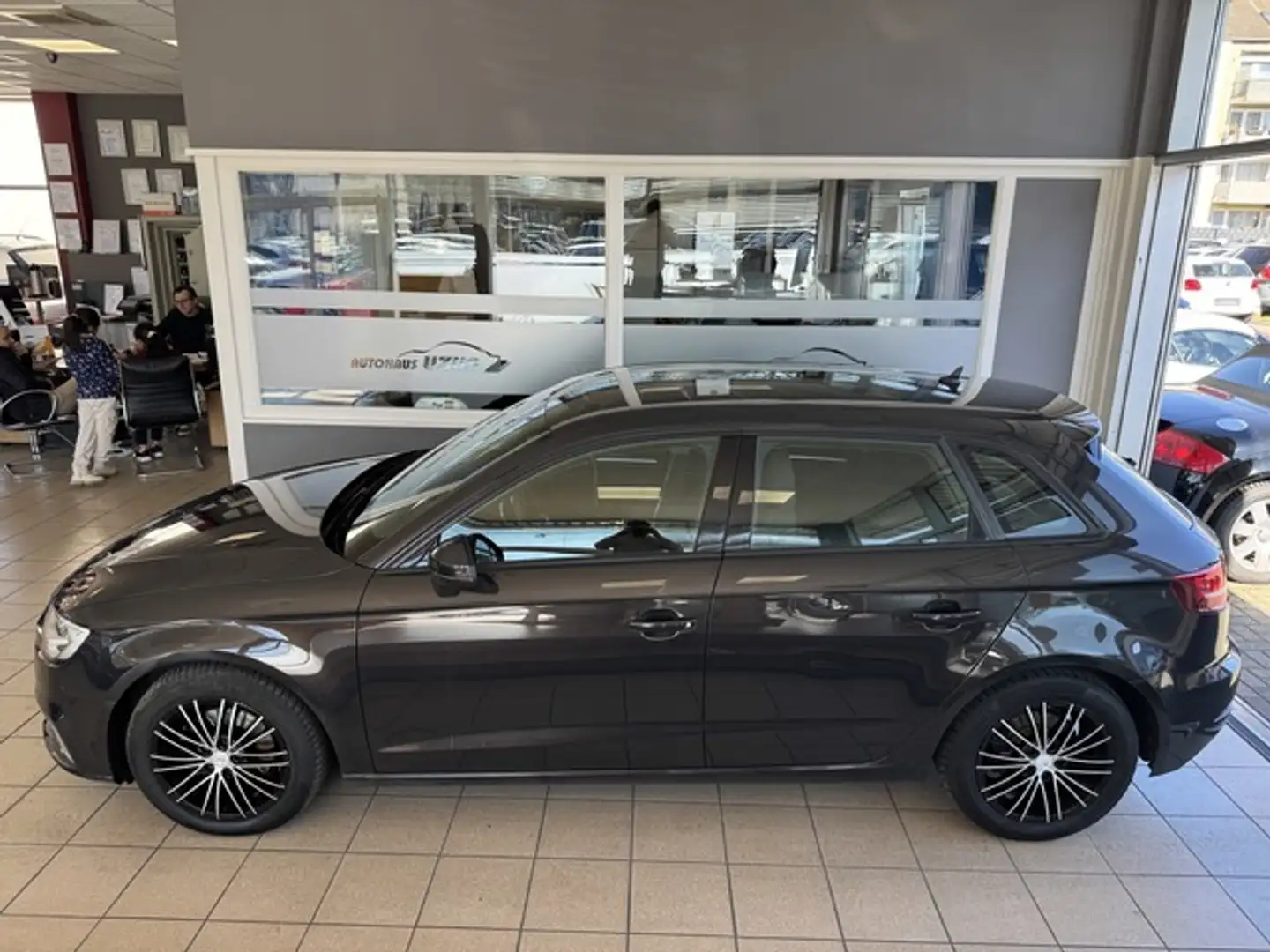 Audi A3 TDI Navi Auto 5 Tür PDC Tempo Allwetterreifen Schwarz - 1