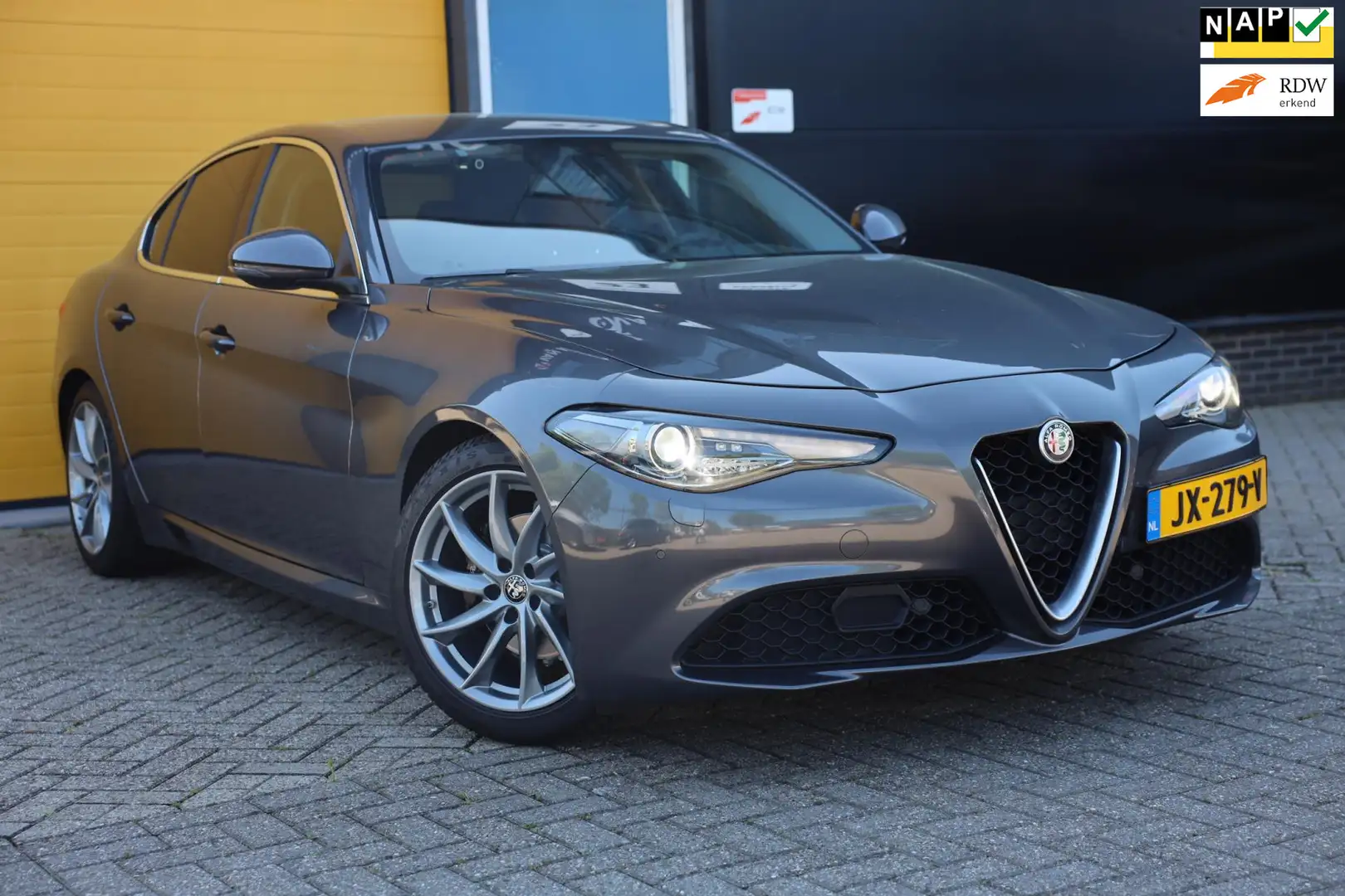 Alfa Romeo Giulia 2.2 Super / TOPSTAAT / Dealer Onderhouden / 6 Bak Grijs - 1