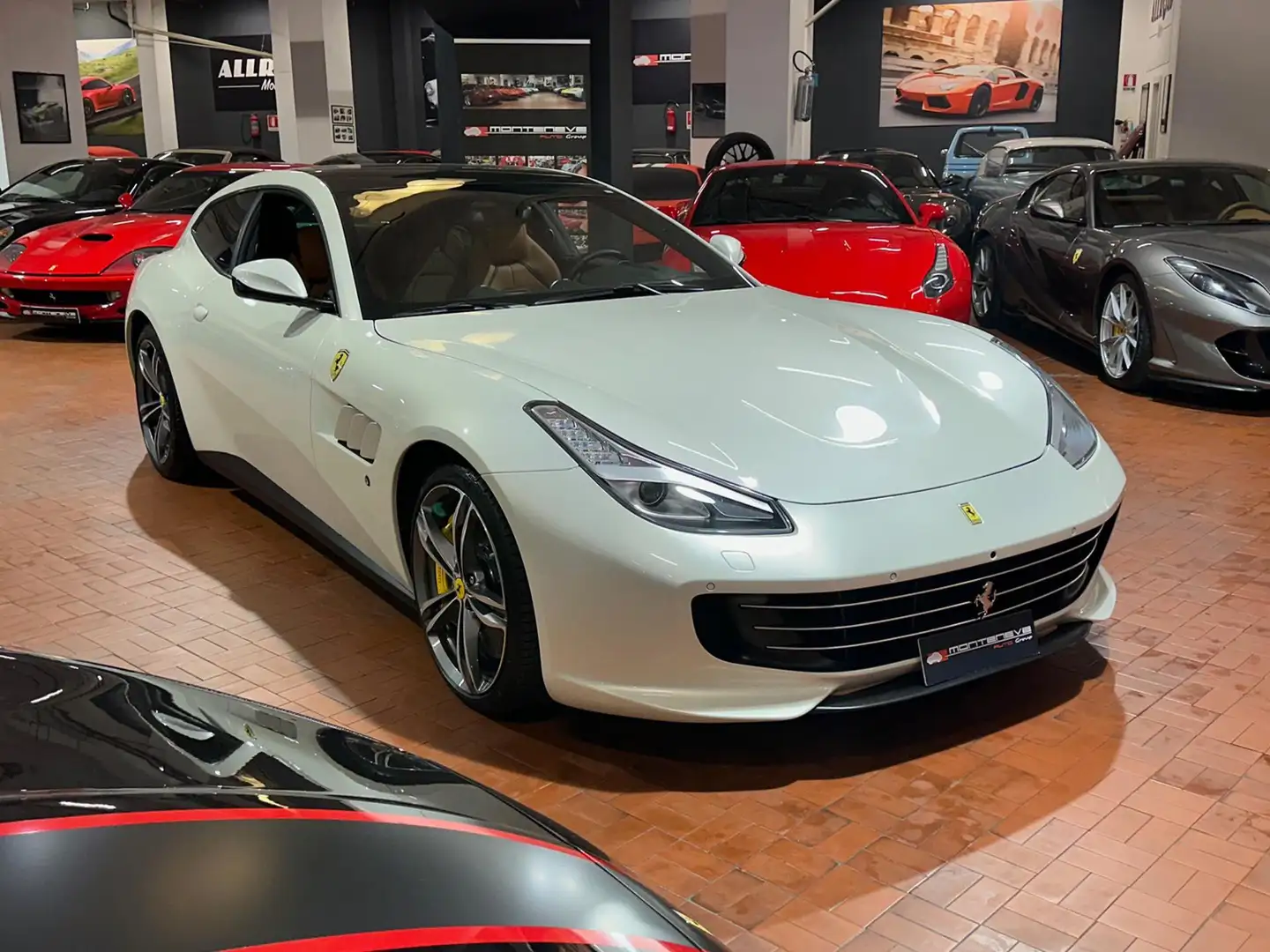 Ferrari GTC4 Lusso V12 TETTO PANORAMA-LIFTING-TRIPLO STRATO-POWER - 1