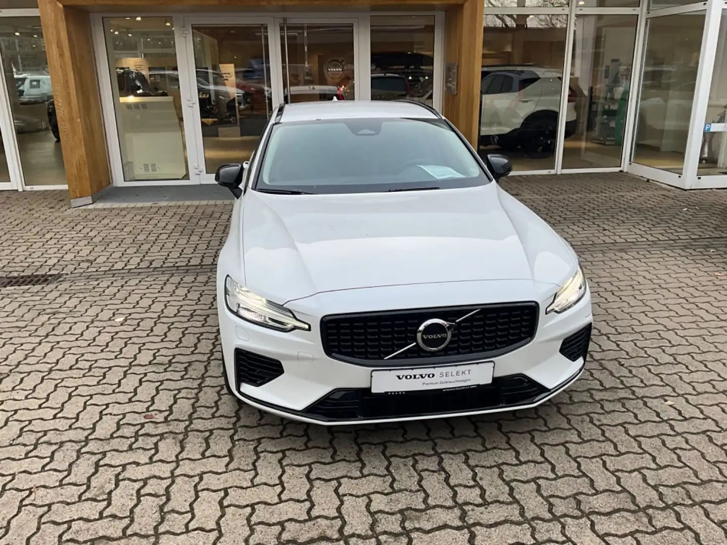 Volvo V60 T6 Plus Dark Recharge Plug-In Hybrid AWD Weiß - 2