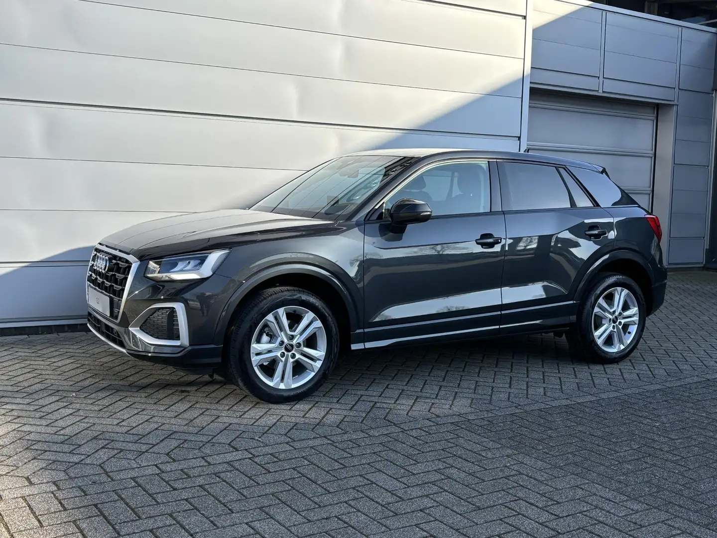 Audi Q2 Advanced edition 35 TFSI 110 kW / 150 pk 7 versn. Grijs - 2