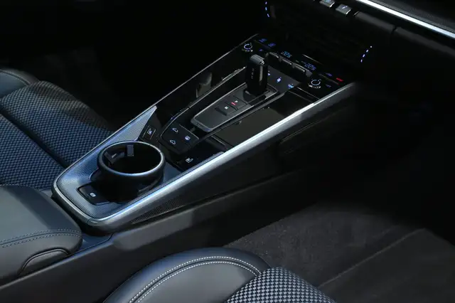 Porsche 911 view 7