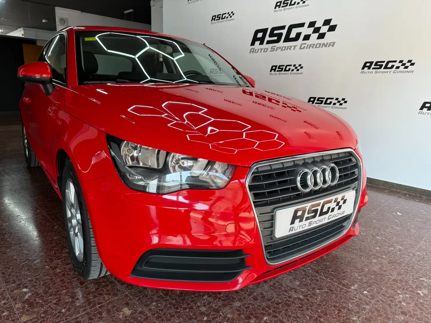 Audi A1 1.6TDI Adrenalin 90 Rouge - 1