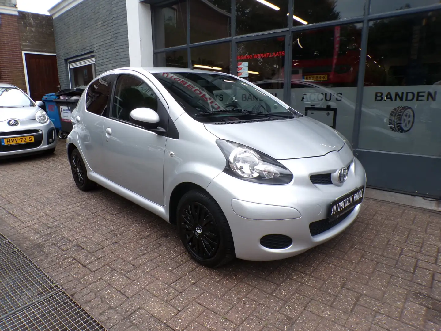 Toyota Aygo 1.0-12V 5-Drs Comfort Navigator AIRCO, GOED ONDERH Zilver - 2