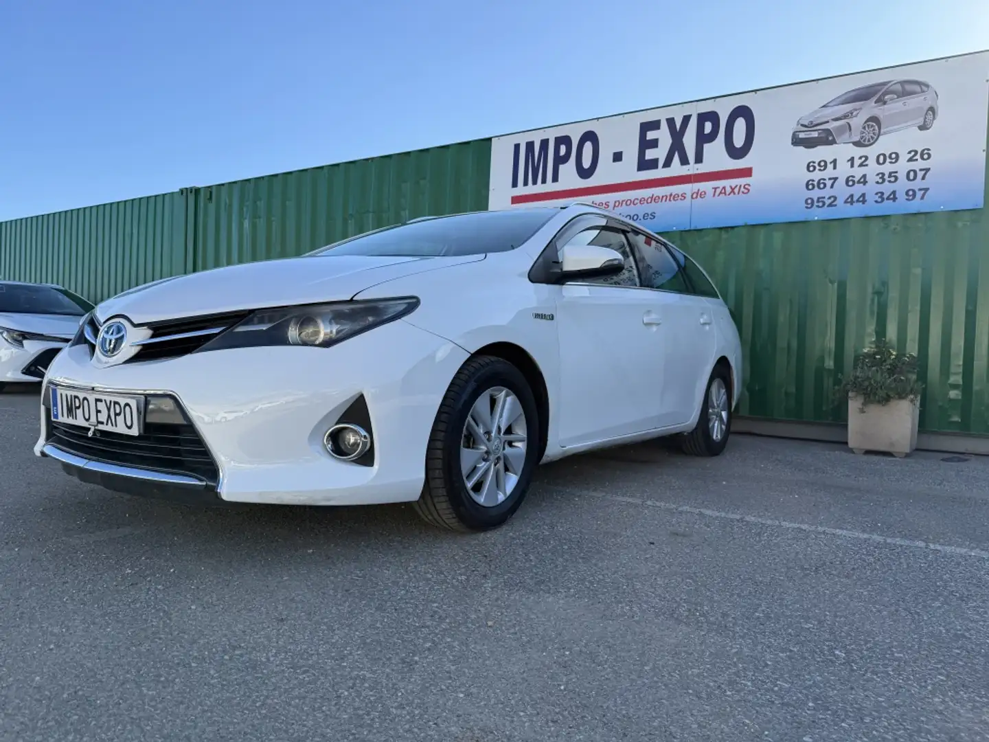 Toyota Auris Touring Sports hybrid Active Blanc - 1