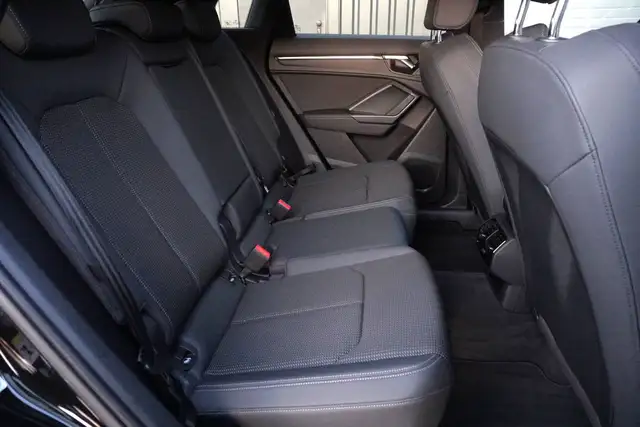 Audi Q3 view 13