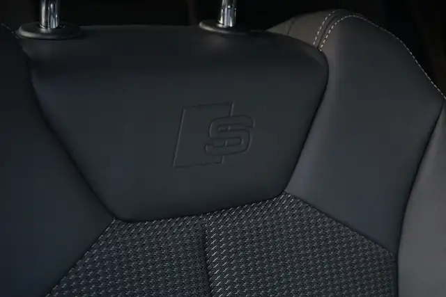 Audi Q3 view 15