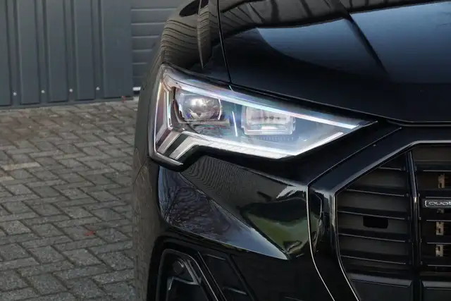 Audi Q3 view 8