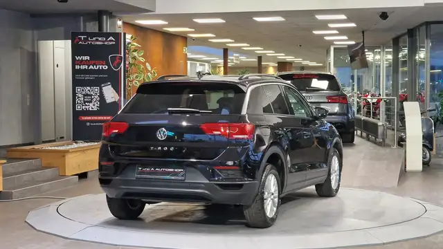 Volkswagen T-Roc view 9