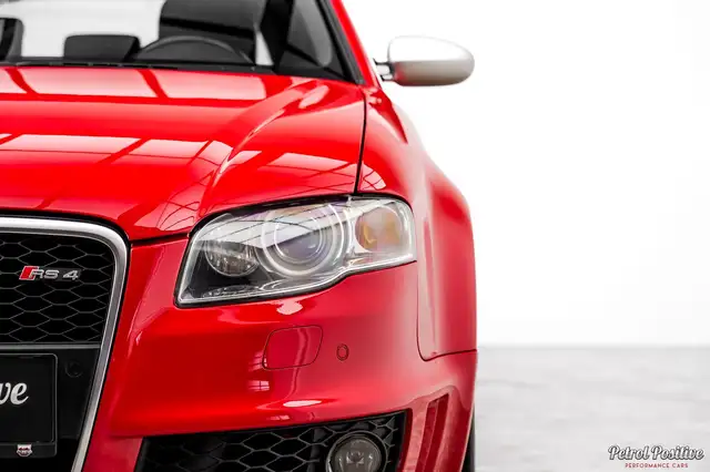 Audi RS4 view 11