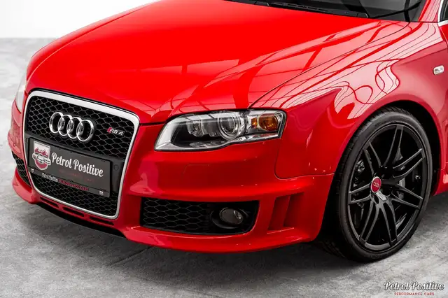 Audi RS4 view 4