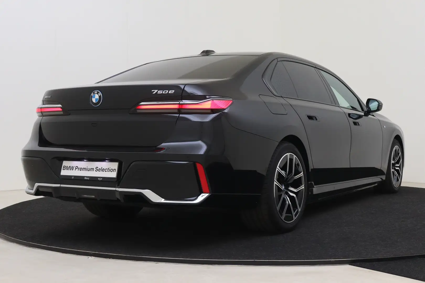 BMW 750 7 Serie 750e xDrive High Executive M Sport Automaa Zwart - 2