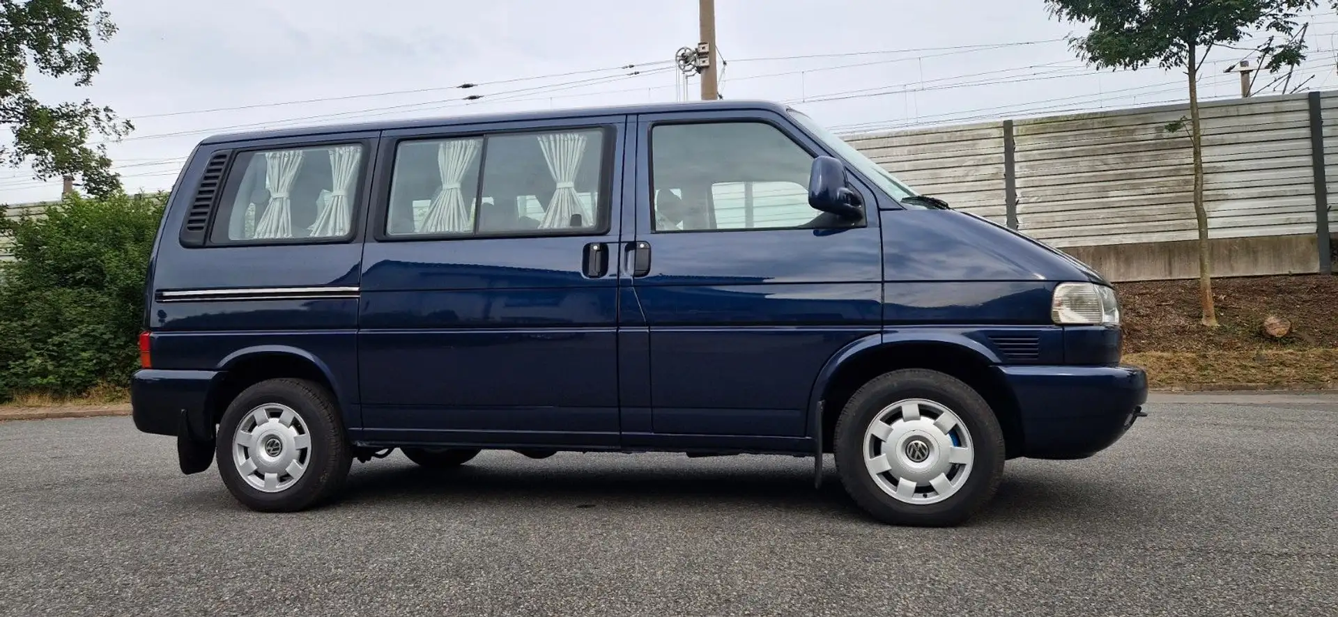 Volkswagen T4 Caravelle GL  seltene Ausstattung Autom. AHK Blau - 2