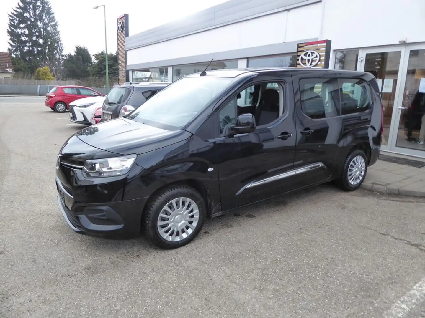 Toyota Proace 1,2 L2 Shuttle Aut. *7-SITZE* Schwarz - 2
