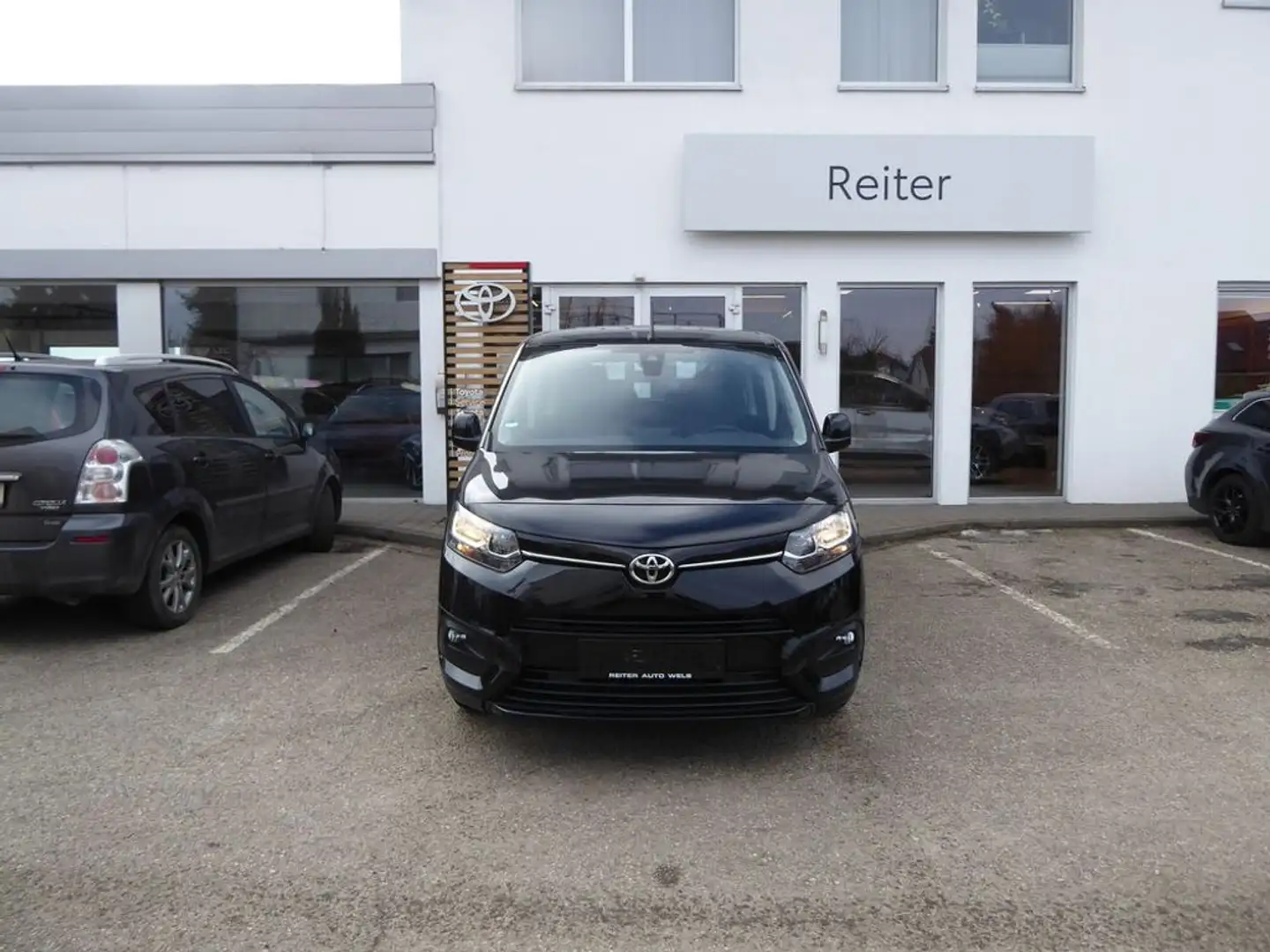 Toyota Proace 1,2 L2 Shuttle Aut. *7-SITZE* Schwarz - 1
