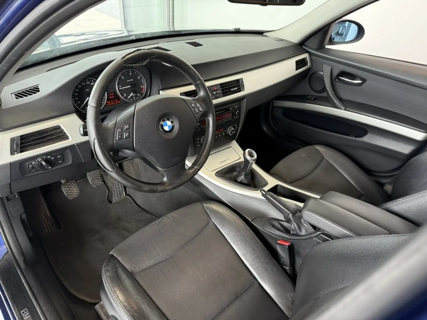 BMW 320 3-serie Touring 320d High Executive / Clima / Crui Azul - 2