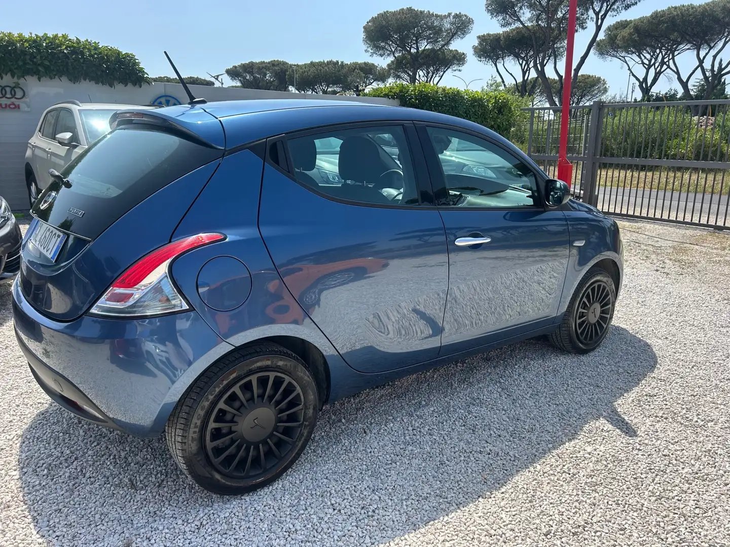 Lancia Ypsilon 1.0 FireFly 5 porte S&S Hybrid Silver Bleu - 2
