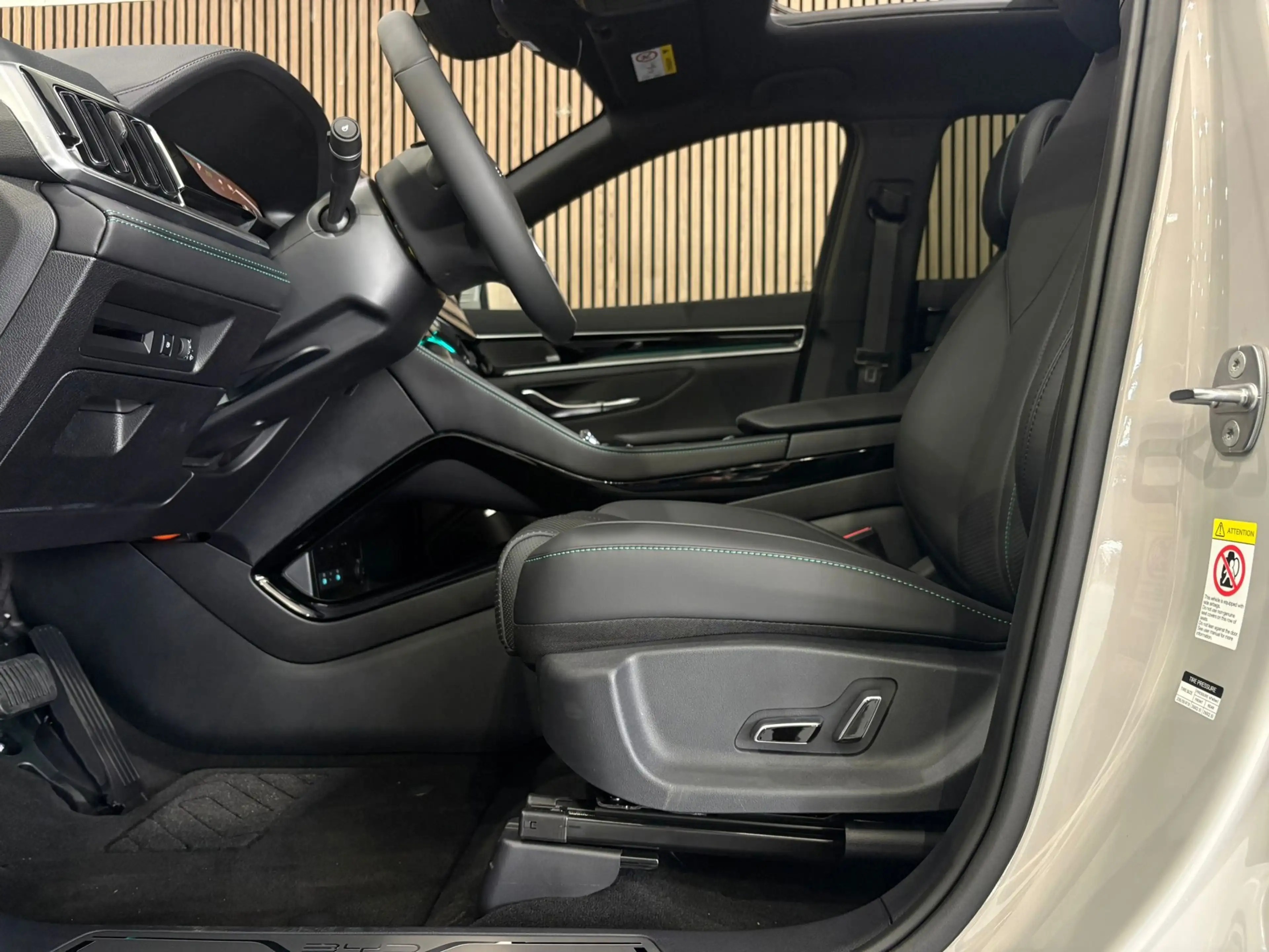 BYD Seal U 1.5 T DM-i AWD Design 325 PK / Panorama / Lederen — photo 16