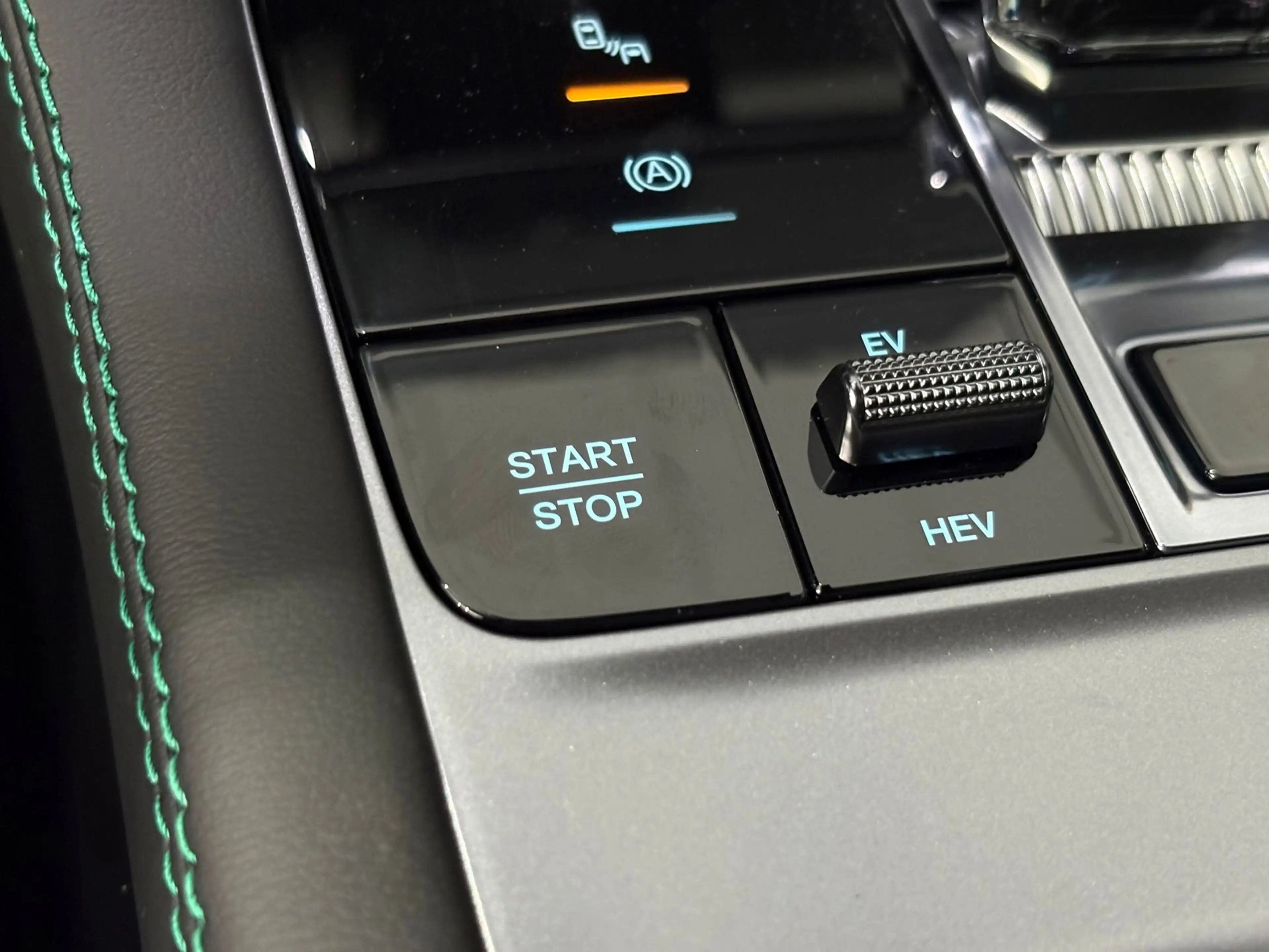 BYD Seal U 1.5 T DM-i AWD Design 325 PK / Panorama / Lederen — photo 32