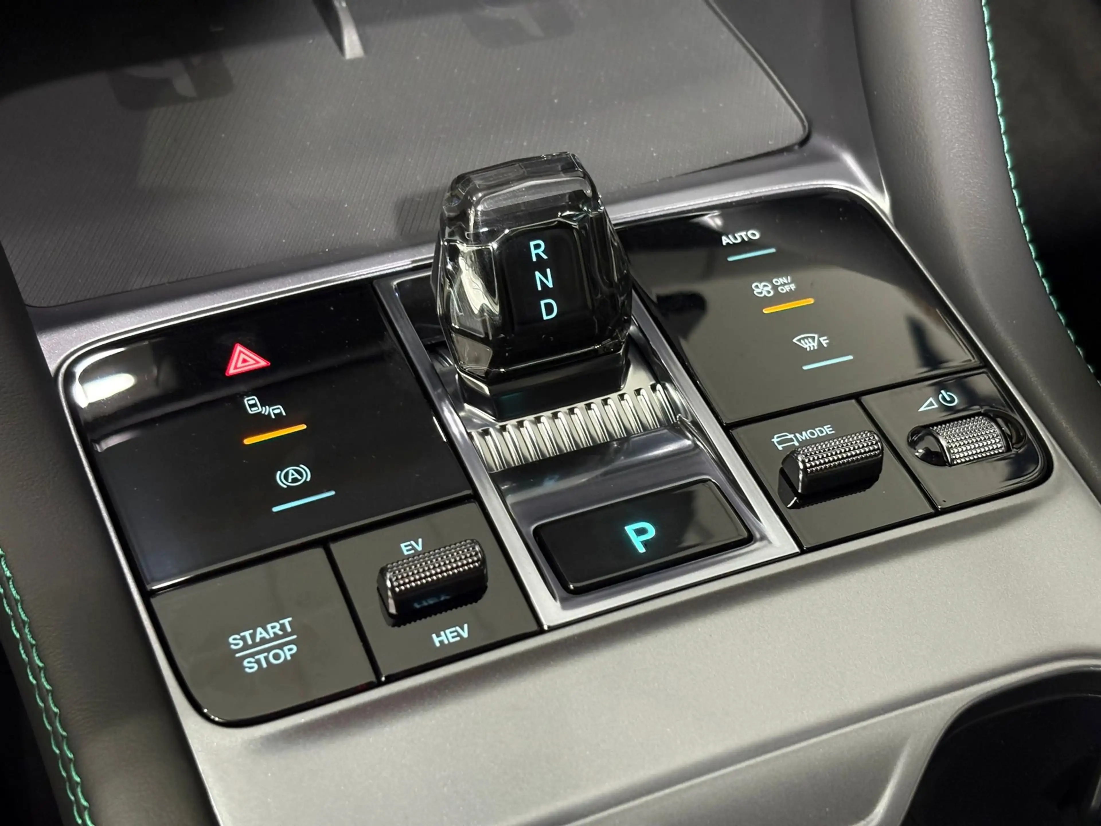 BYD Seal U 1.5 T DM-i AWD Design 325 PK / Panorama / Lederen — photo 31