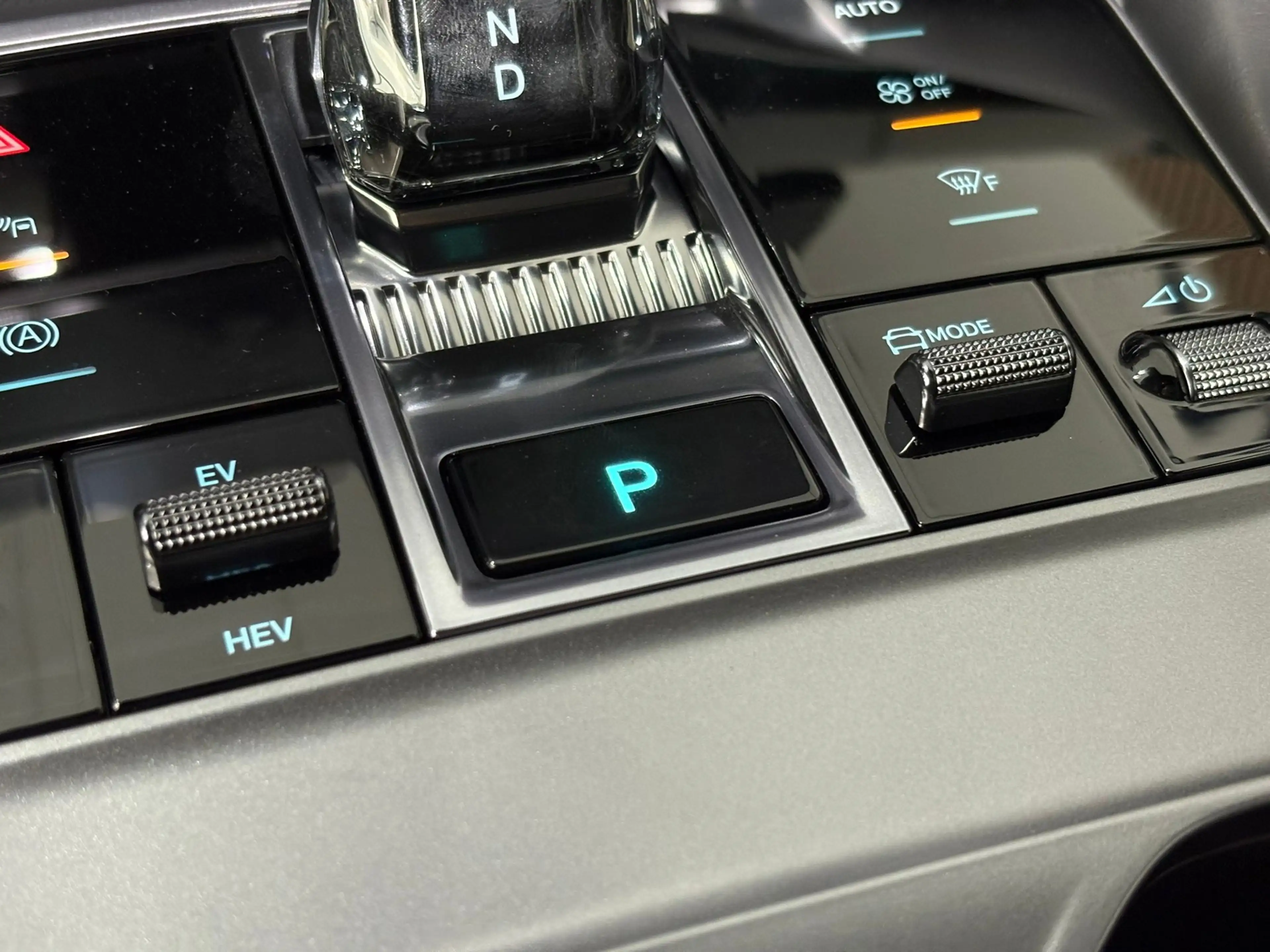 BYD Seal U 1.5 T DM-i AWD Design 325 PK / Panorama / Lederen — photo 37