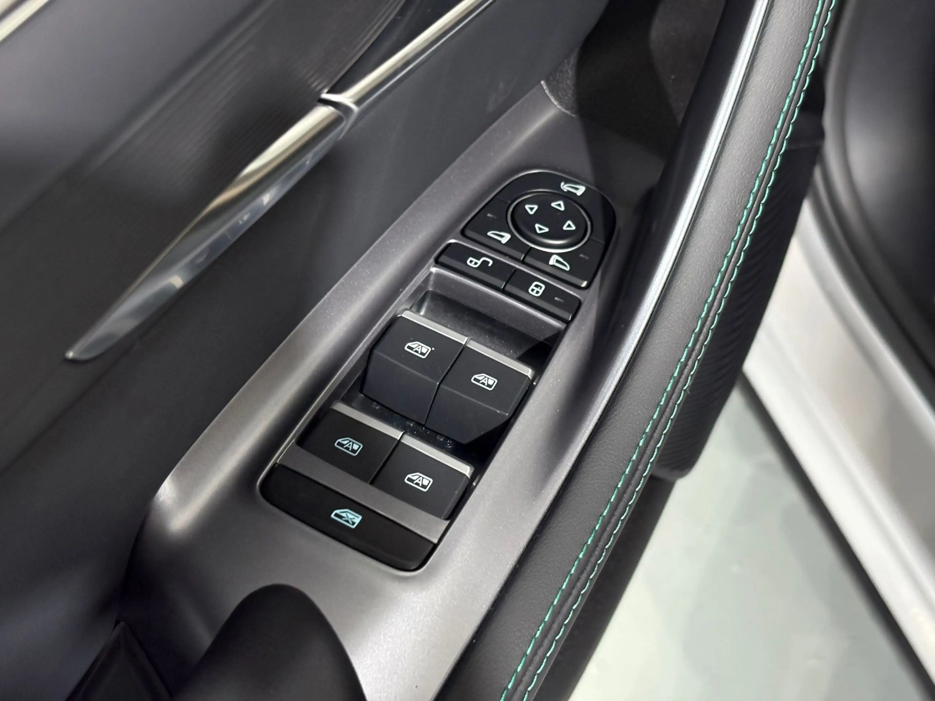 BYD Seal U 1.5 T DM-i AWD Design 325 PK / Panorama / Lederen — photo 23