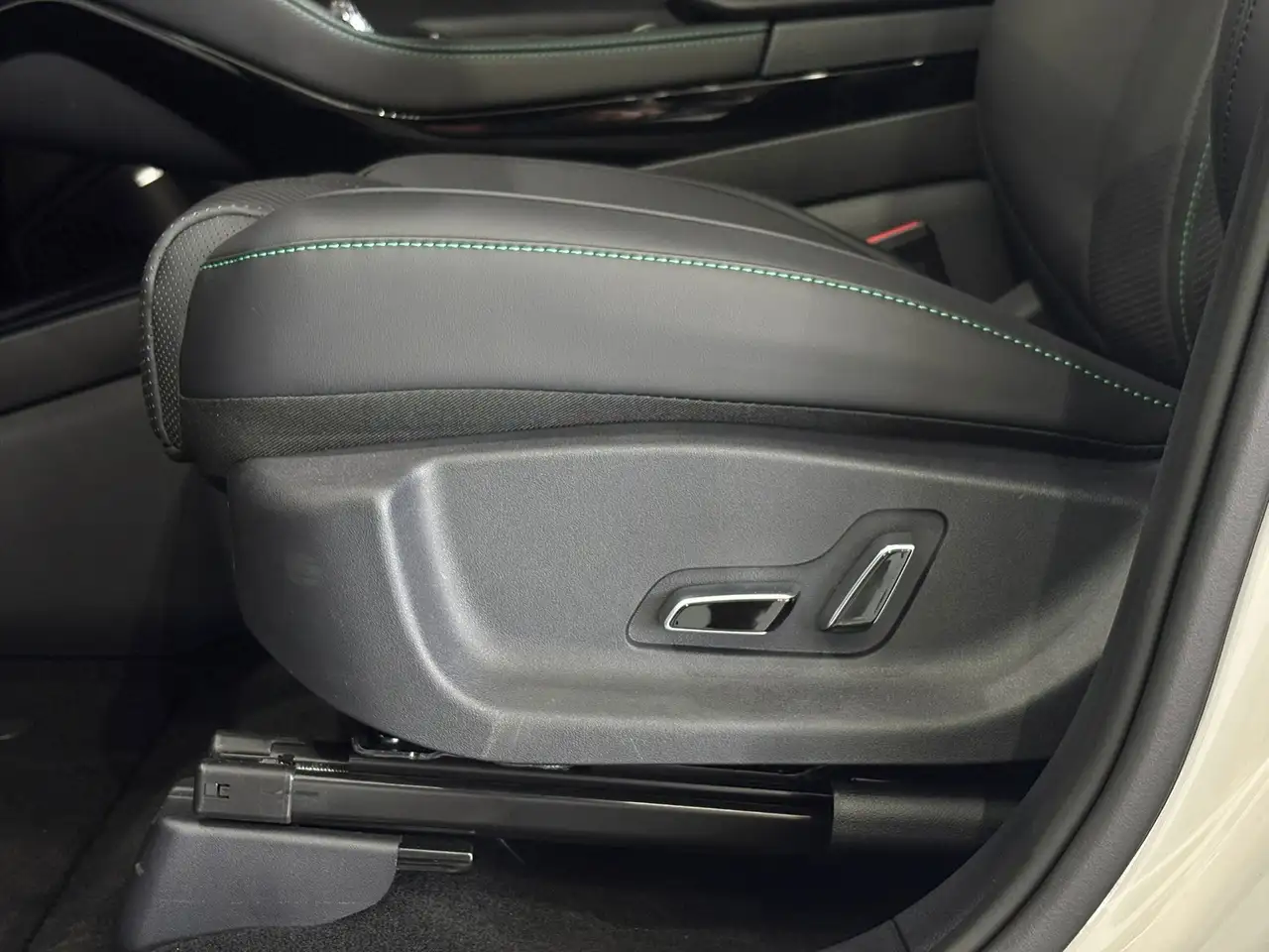 BYD Seal U 1.5 T DM-i AWD Design 325 PK / Panorama / Lederen, миниатюра 22