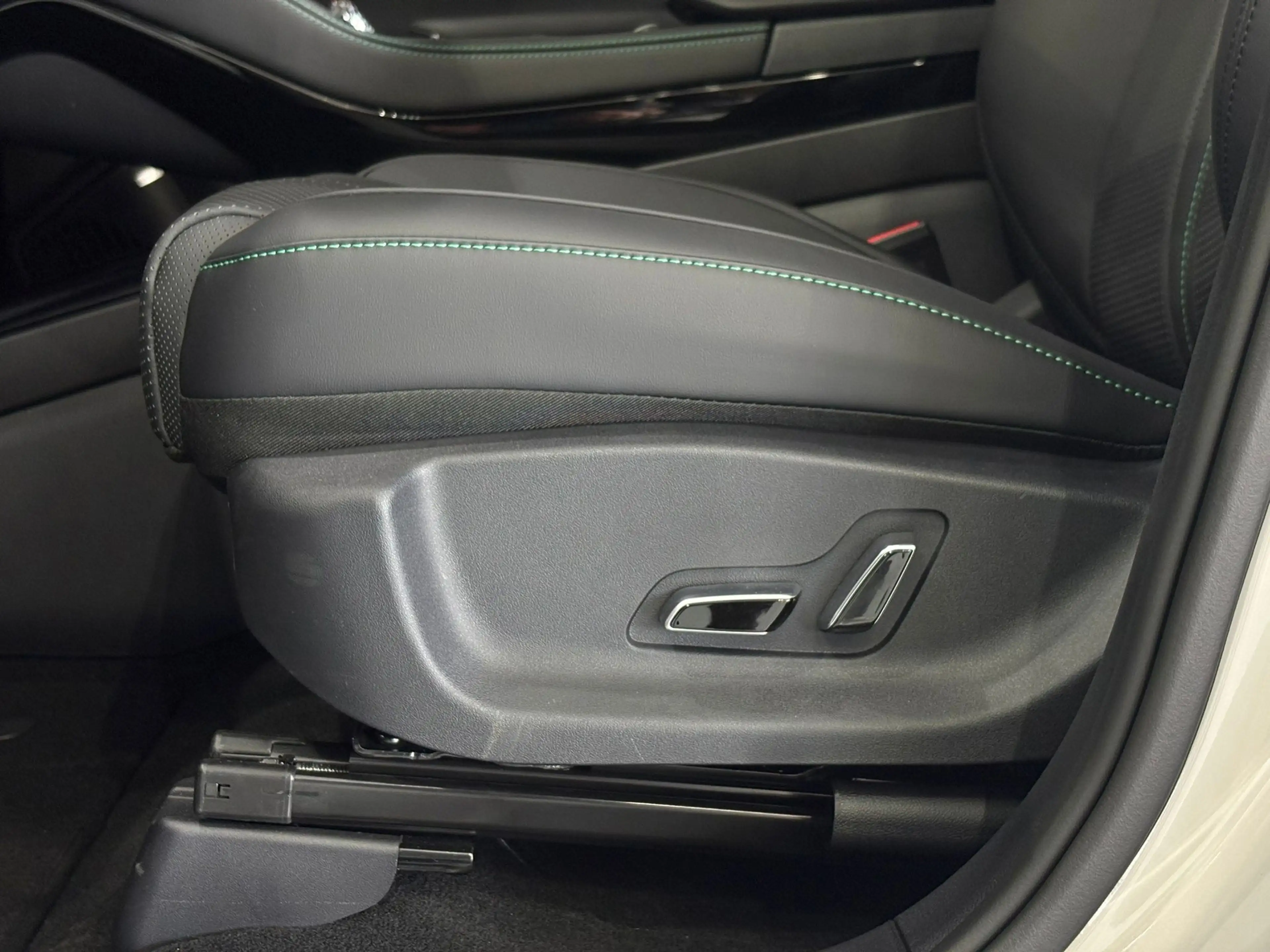 BYD Seal U 1.5 T DM-i AWD Design 325 PK / Panorama / Lederen — photo 22