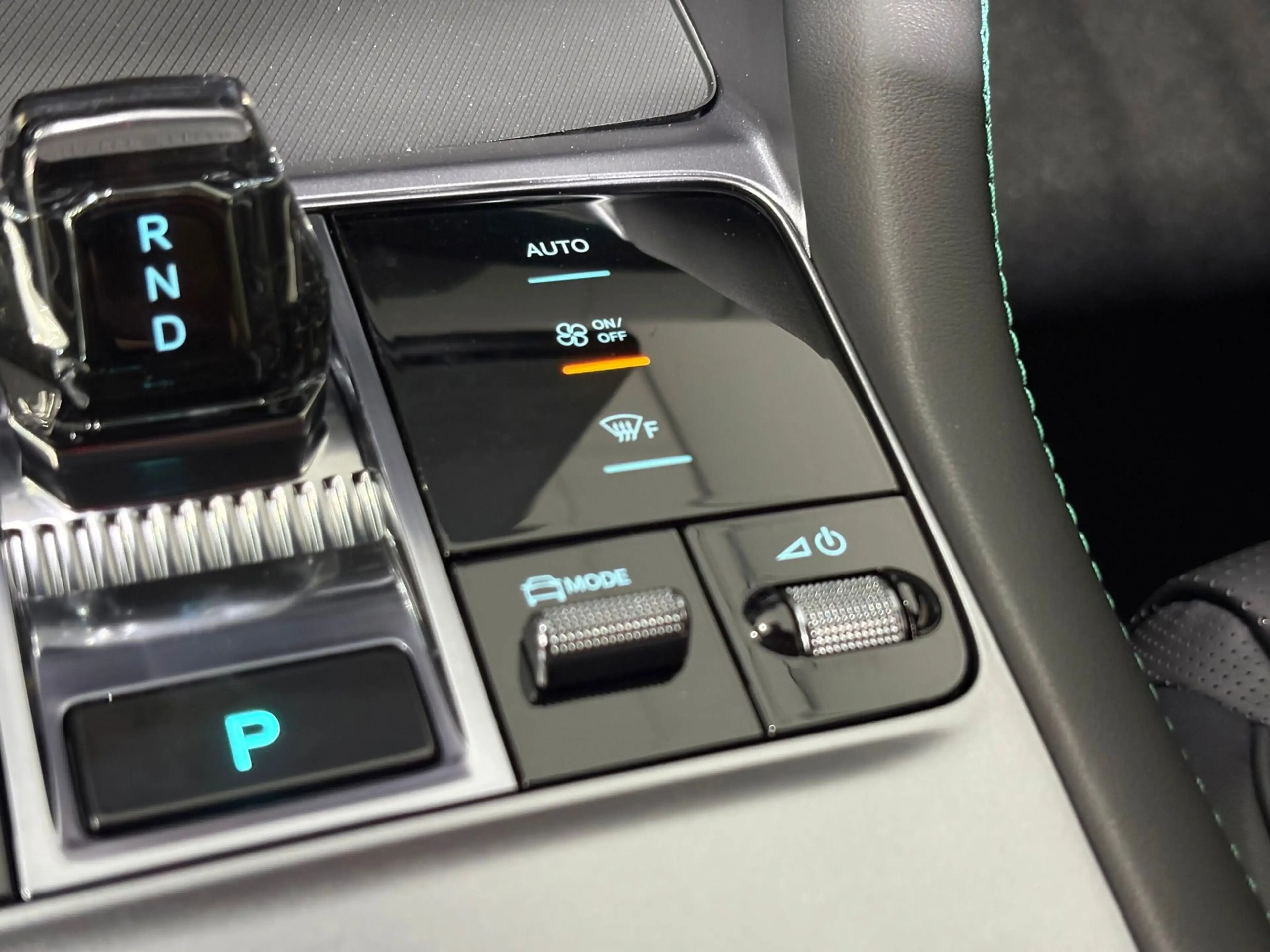 BYD Seal U 1.5 T DM-i AWD Design 325 PK / Panorama / Lederen — photo 29