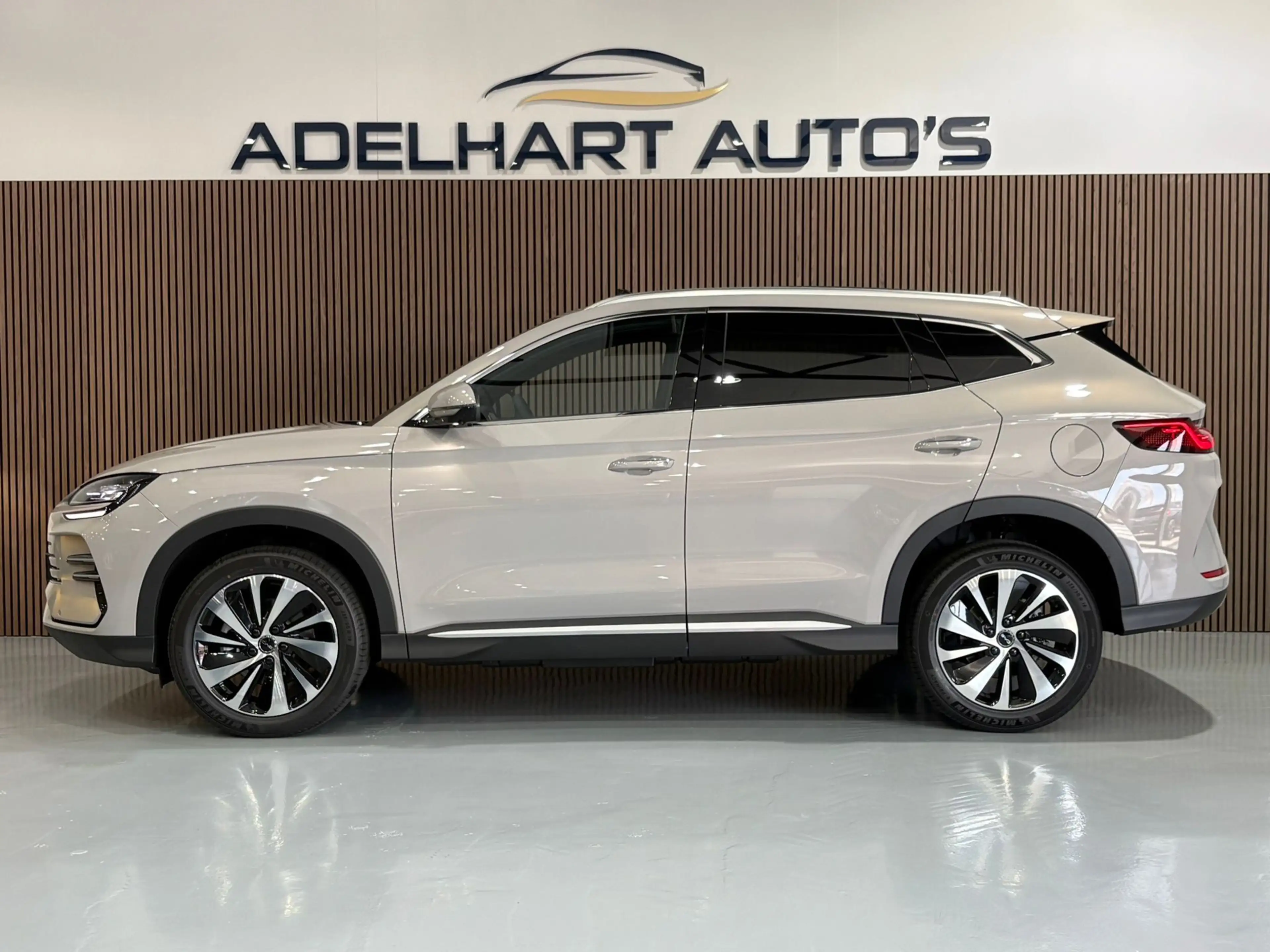 BYD Seal U 1.5 T DM-i AWD Design 325 PK / Panorama / Lederen — photo 2