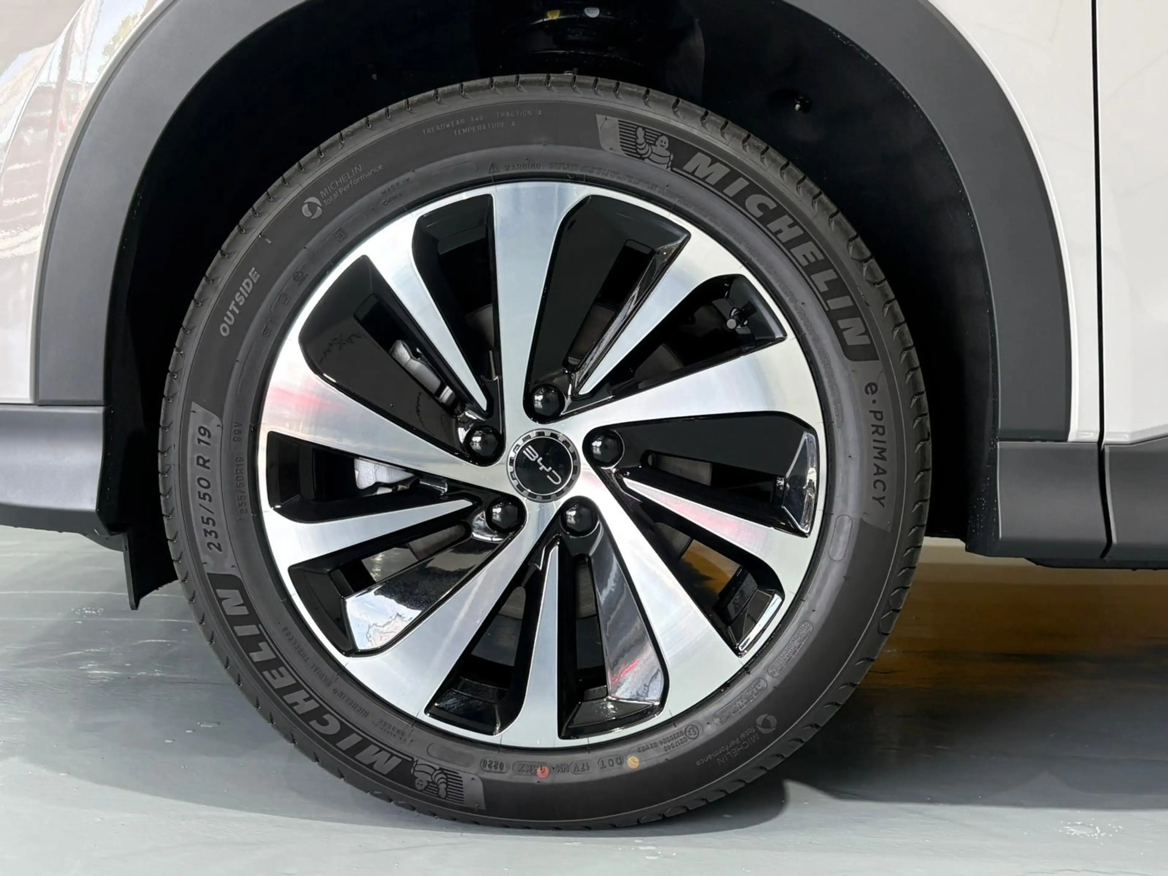 BYD Seal U 1.5 T DM-i AWD Design 325 PK / Panorama / Lederen — photo 7